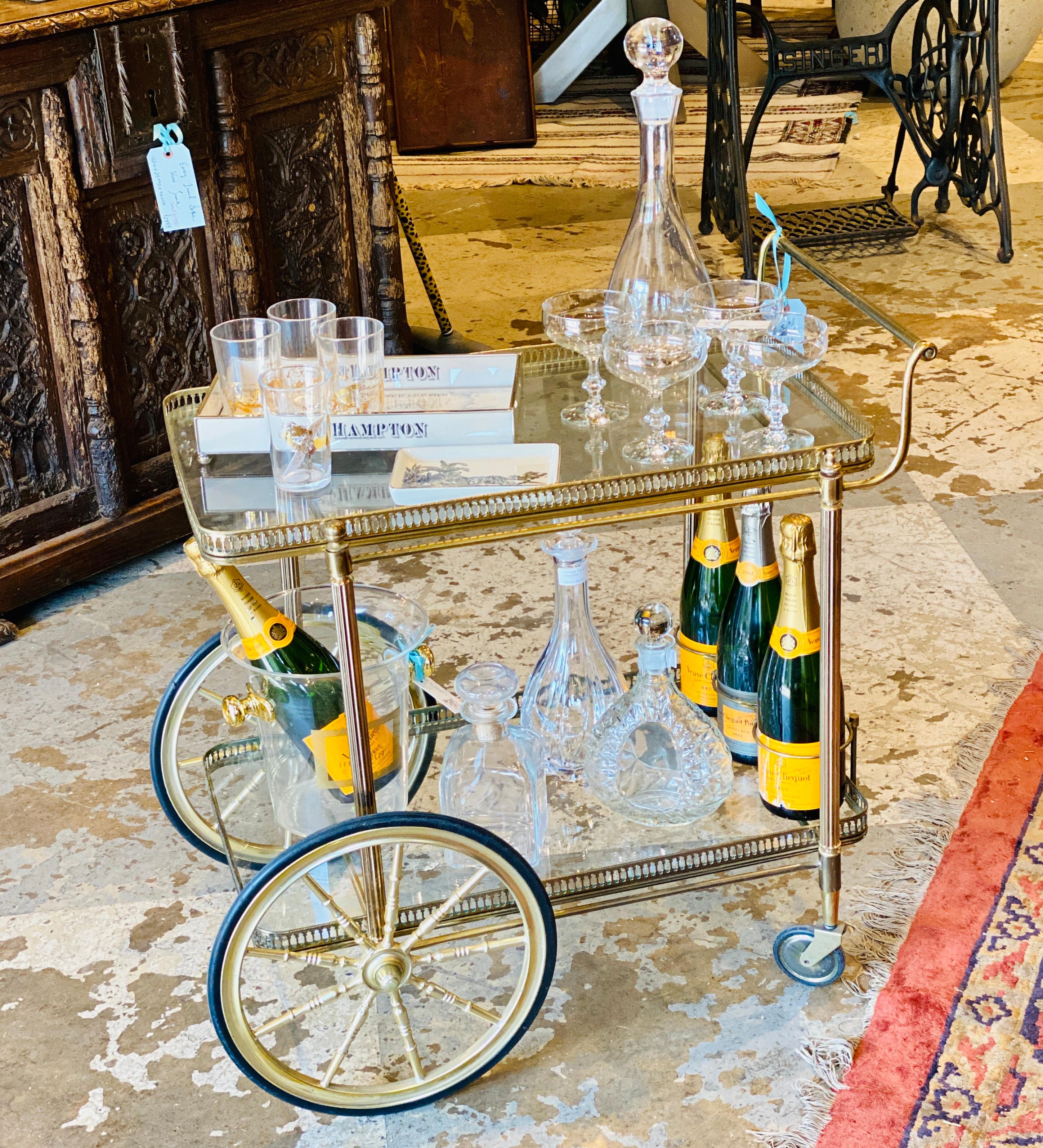Midcentury Französisch Messing und Glas Trolley-Stil Barwagen mit großen Rädern 16