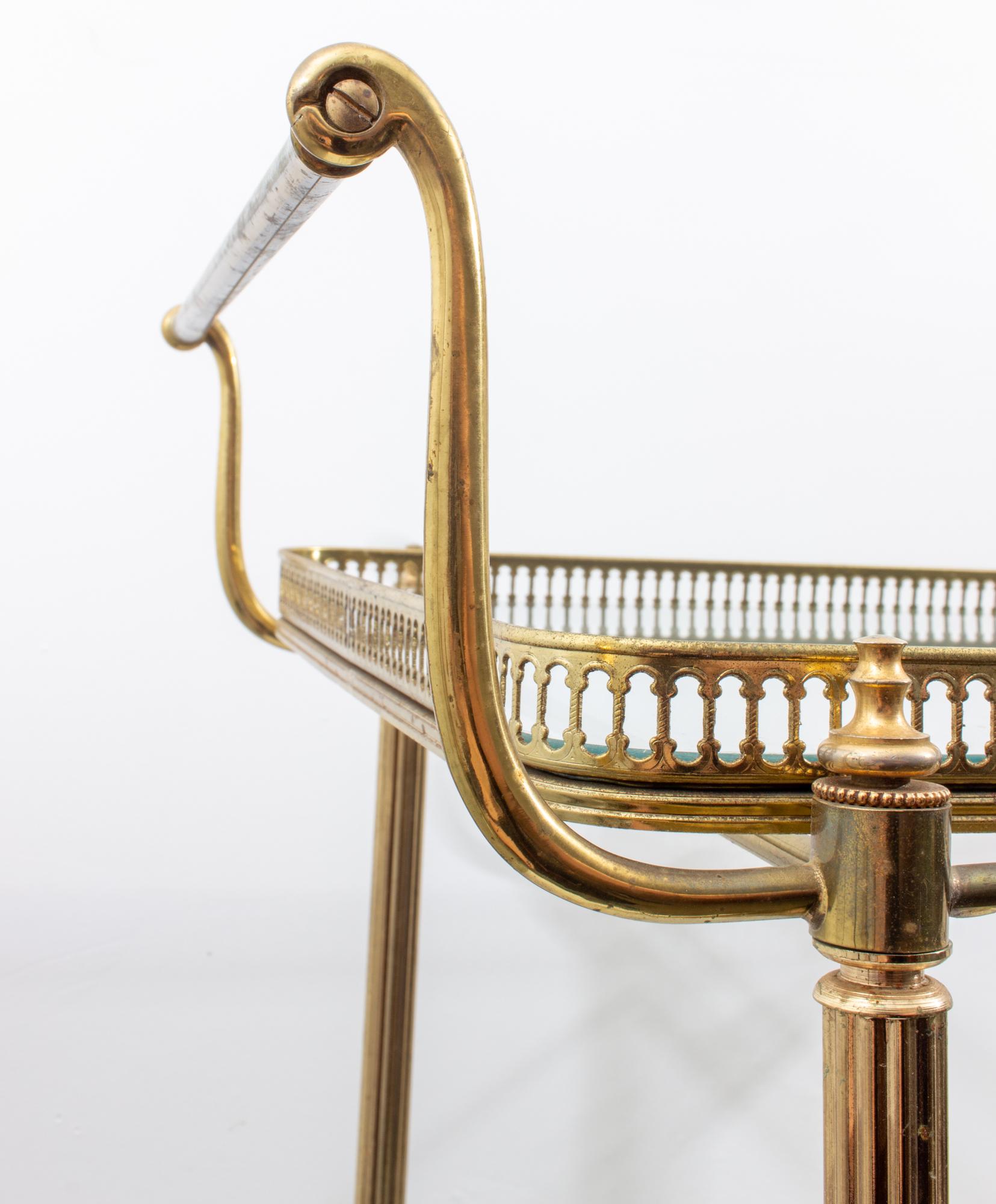 Midcentury Französisch Messing und Glas Trolley-Stil Barwagen mit großen Rädern 1