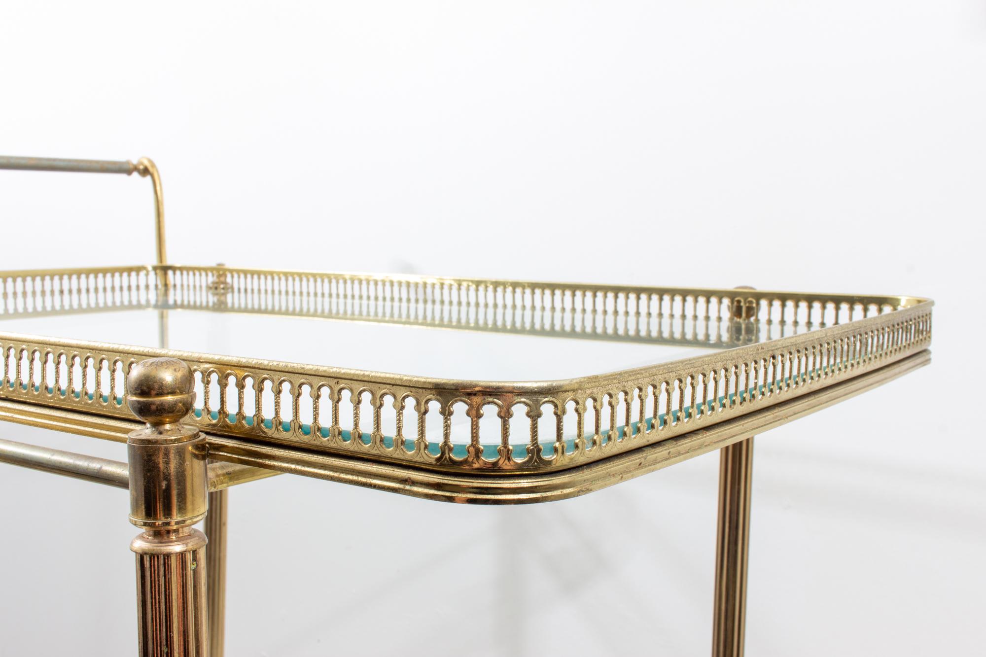 Midcentury Französisch Messing und Glas Trolley-Stil Barwagen mit großen Rädern 3