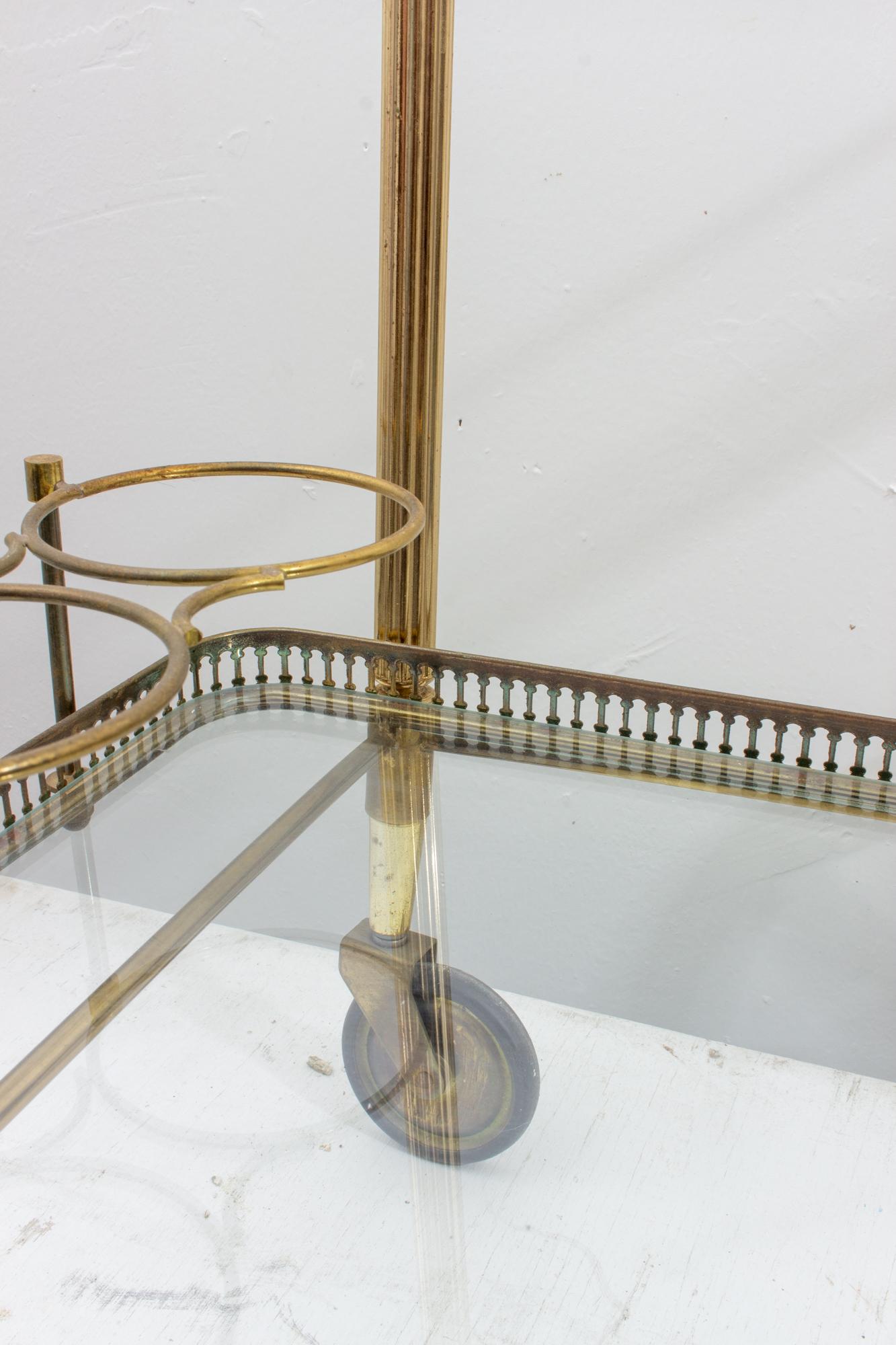 Midcentury Französisch Messing und Glas Trolley-Stil Barwagen mit großen Rädern 5