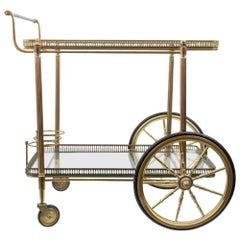 Midcentury Französisch Messing und Glas Trolley-Stil Barwagen mit großen Rädern