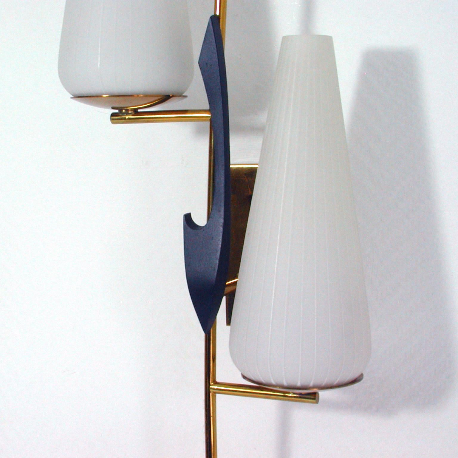 Midcentury French Brass and Opaline Glass Sconce by Maison Arlus, 1950s In Good Condition In NUEMBRECHT, NRW