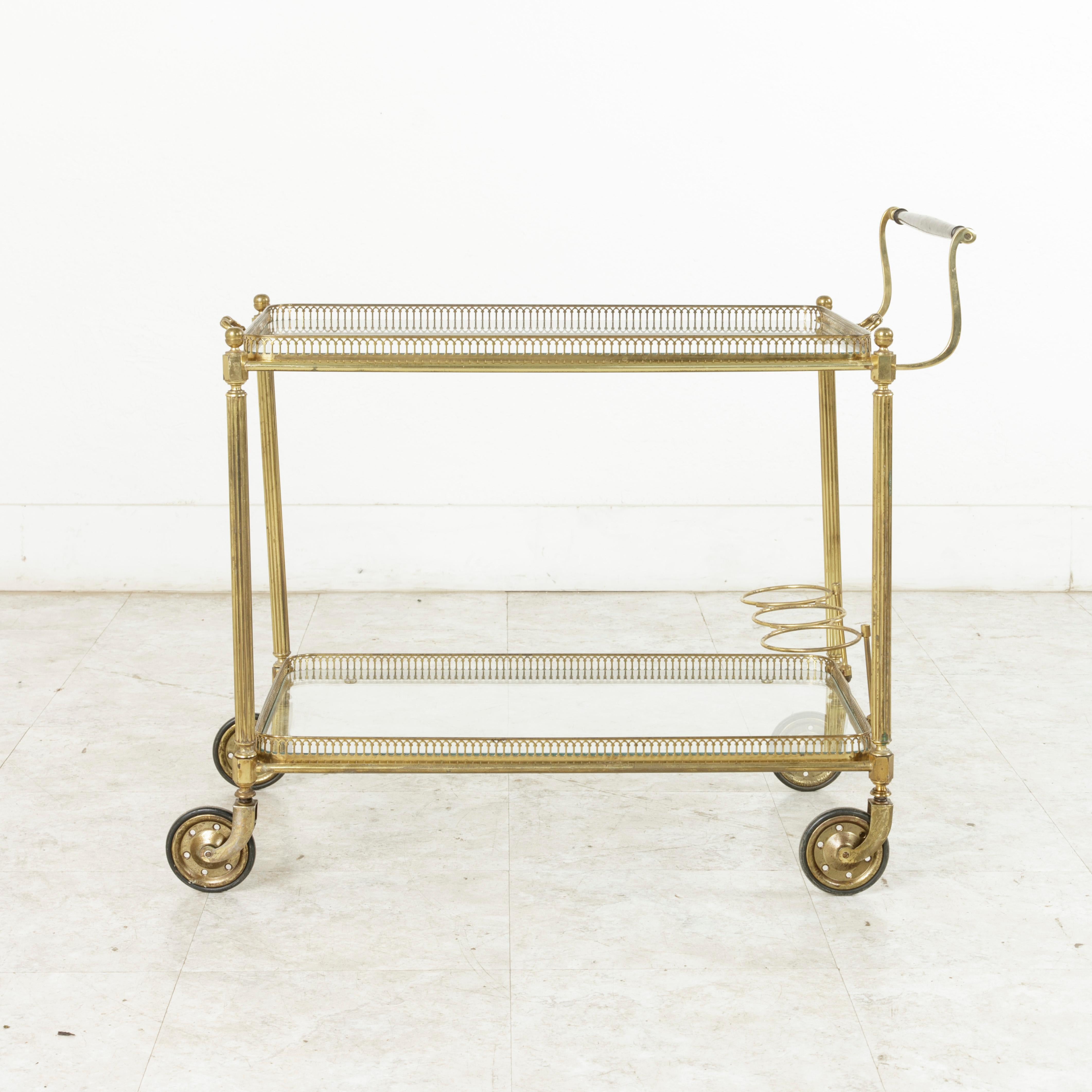 Midcentury French Brass Bar Cart with Mahogany Handle and Removable Tray (20. Jahrhundert)