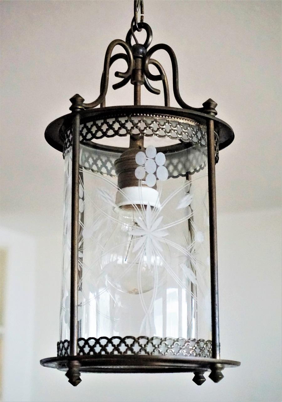 A lovely burnished brass lantern with cut glass cylinder shade, France, 1930s. One brass and porcelain Edison E27 light socket for a large sized bulb. The lantern is in fine original condition, no damages, rewired.
Measures:
Overall height 31.50