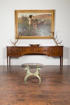 Table basse française du milieu du siècle dernier en bronze avec motifs de cerfs et deux plateaux en verre
