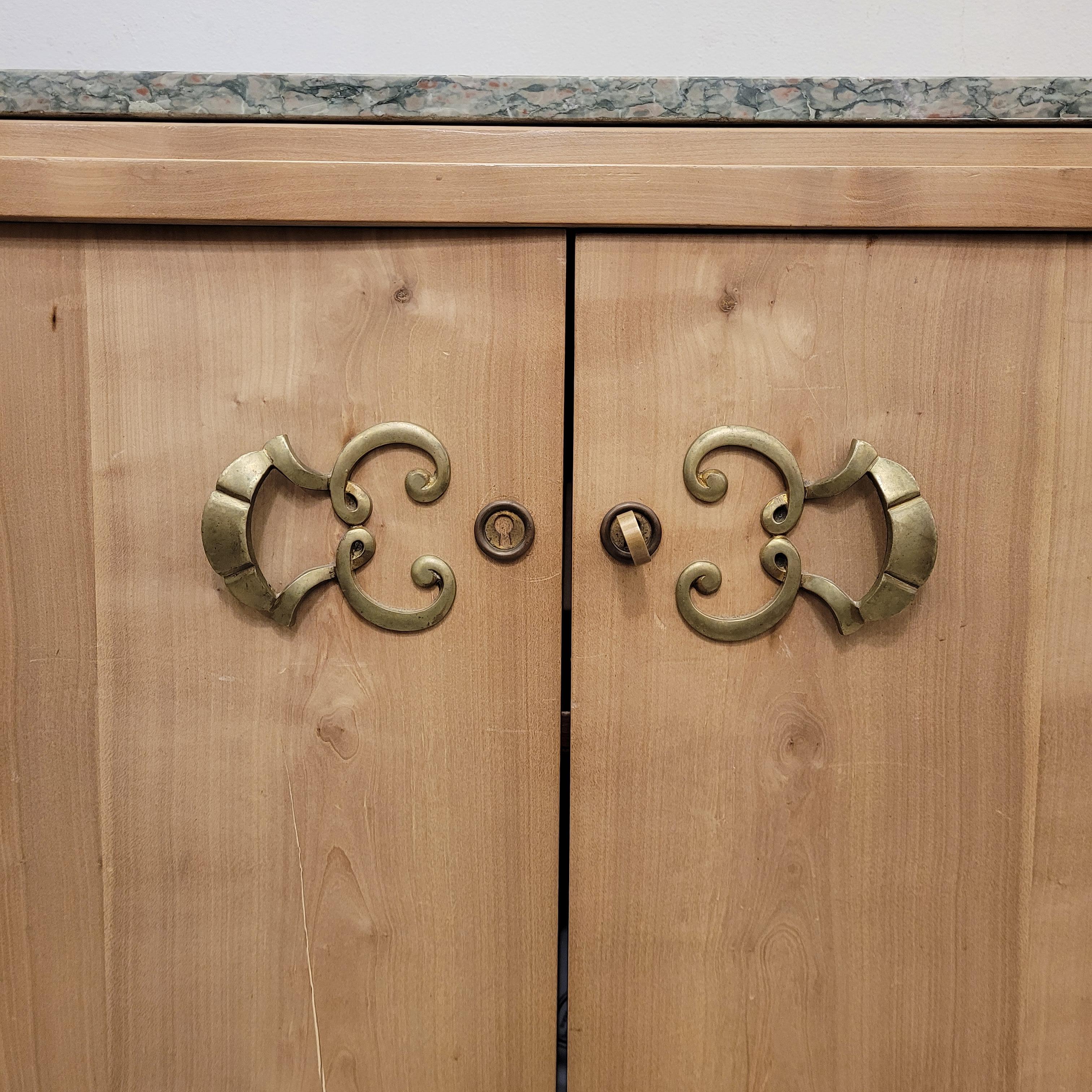 Buffet francese della metà del secolo scorso, firmato R. Breasy, in legno di ciliegio e marmo brecciato in vendita 2