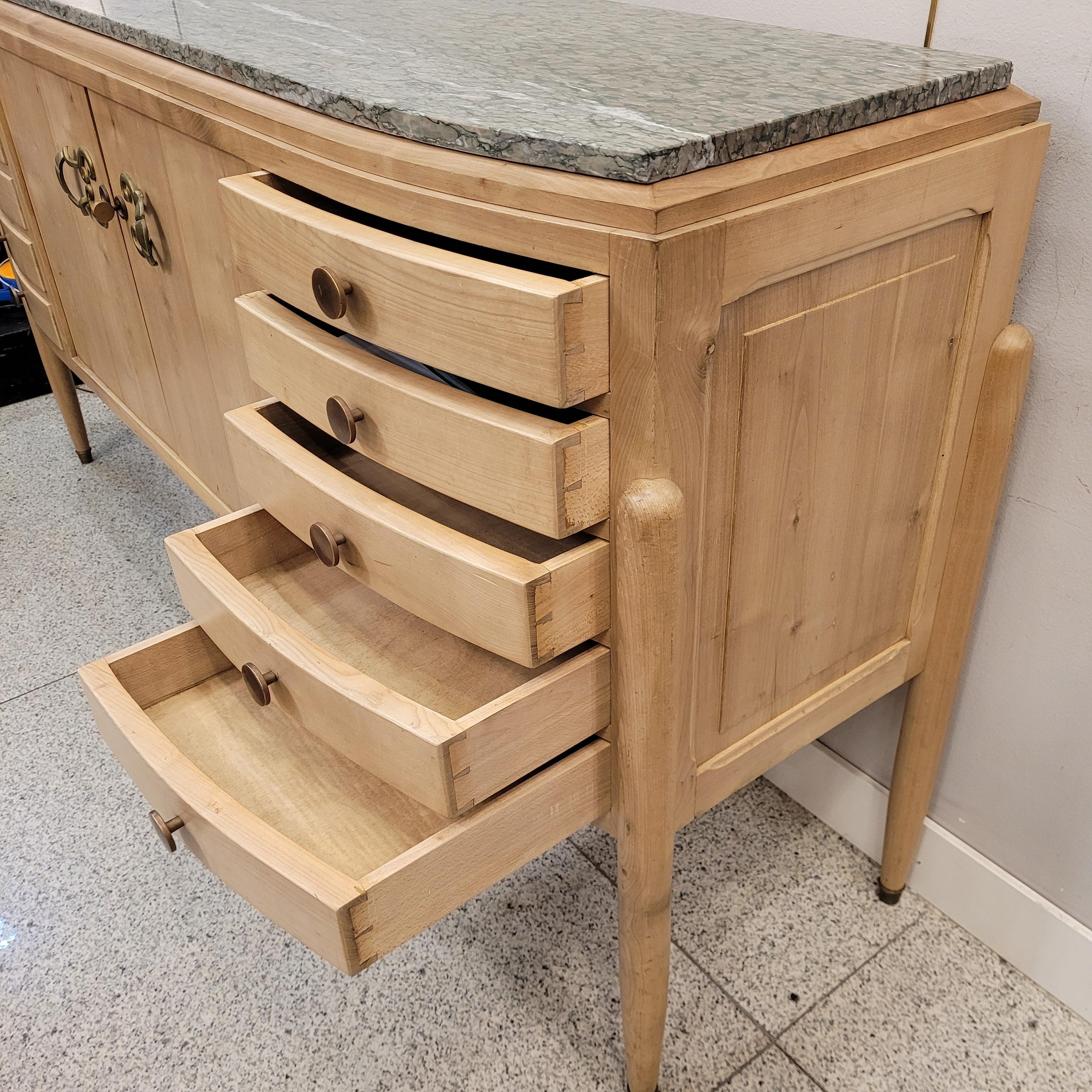 Buffet francese della metà del secolo scorso, firmato R. Breasy, in legno di ciliegio e marmo brecciato in vendita 3