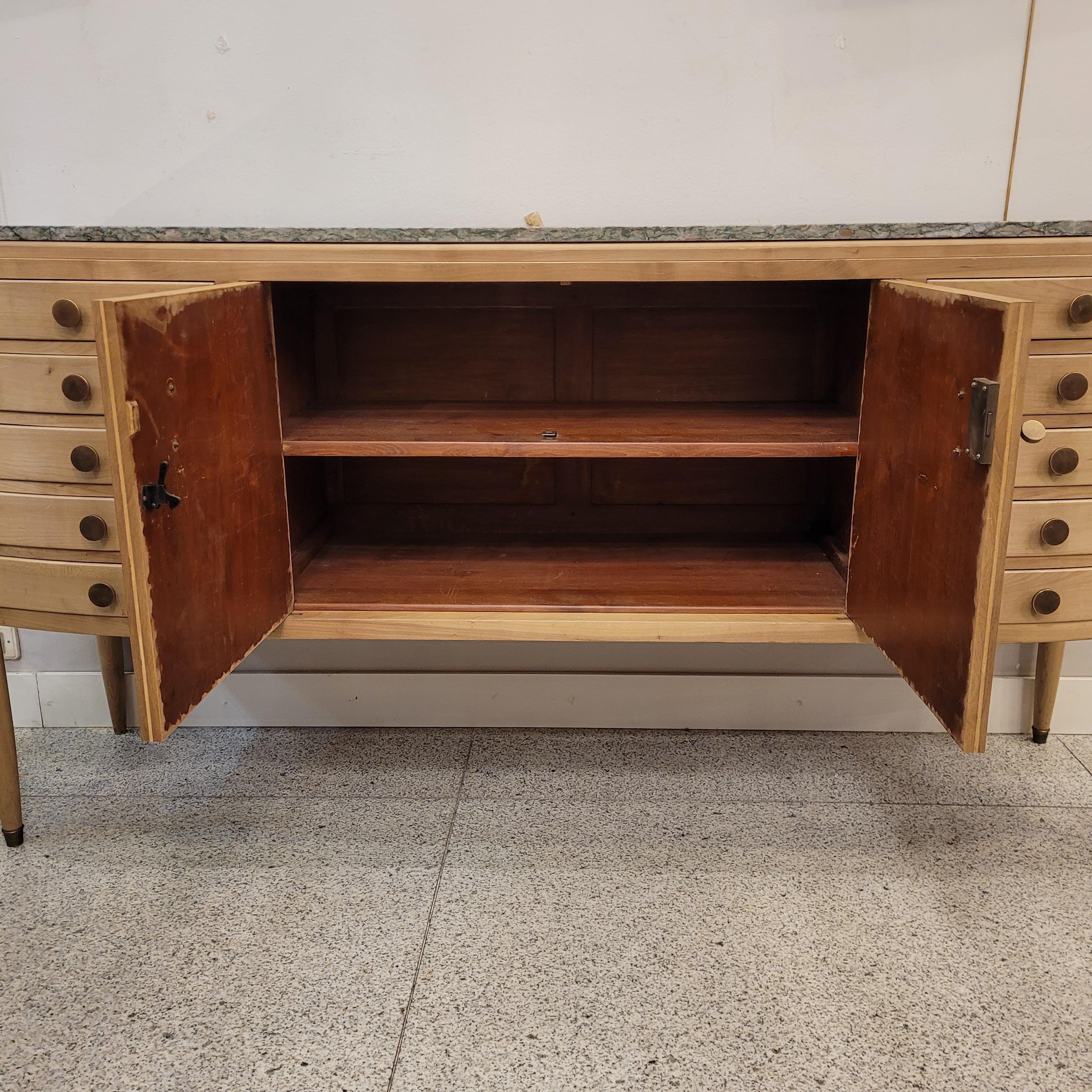 Buffet francese della metà del secolo scorso, firmato R. Breasy, in legno di ciliegio e marmo brecciato in vendita 6