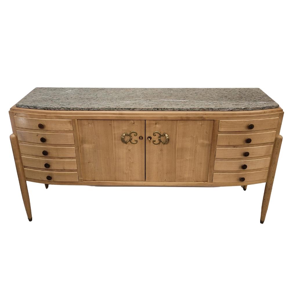 Incredibile credenza francese molto trendy, firmata e datata 1950. La sua robusta struttura è realizzata in legno di ciliegio lavato, con linee morbide e delicatamente curve sui lati. Presenta una disposizione simmetrica: al centro, due ante