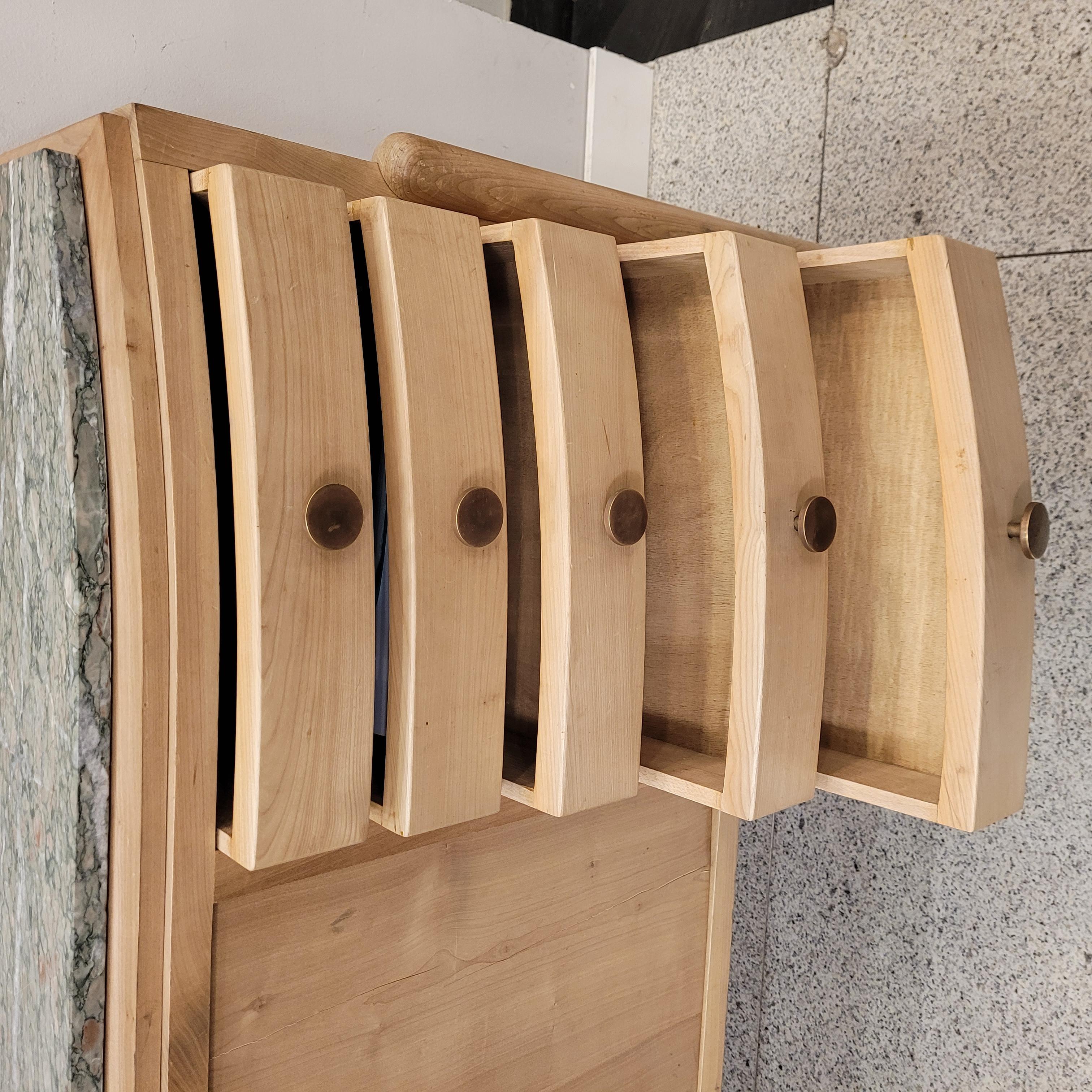 Buffet francese della metà del secolo scorso, firmato R. Breasy, in legno di ciliegio e marmo brecciato in vendita 12