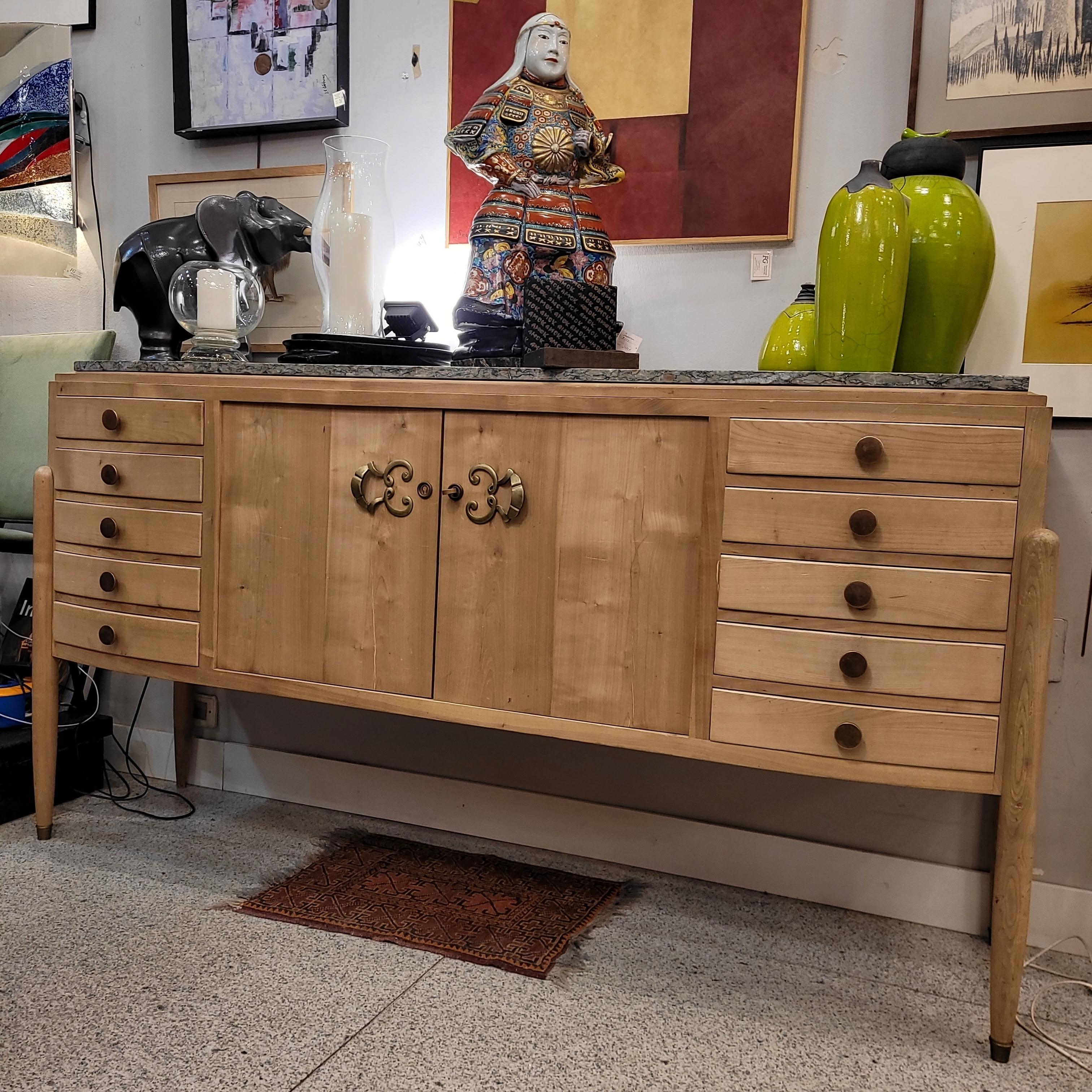 Buffet francese della metà del secolo scorso, firmato R. Breasy, in legno di ciliegio e marmo brecciato In condizioni buone in vendita a Valladolid, ES