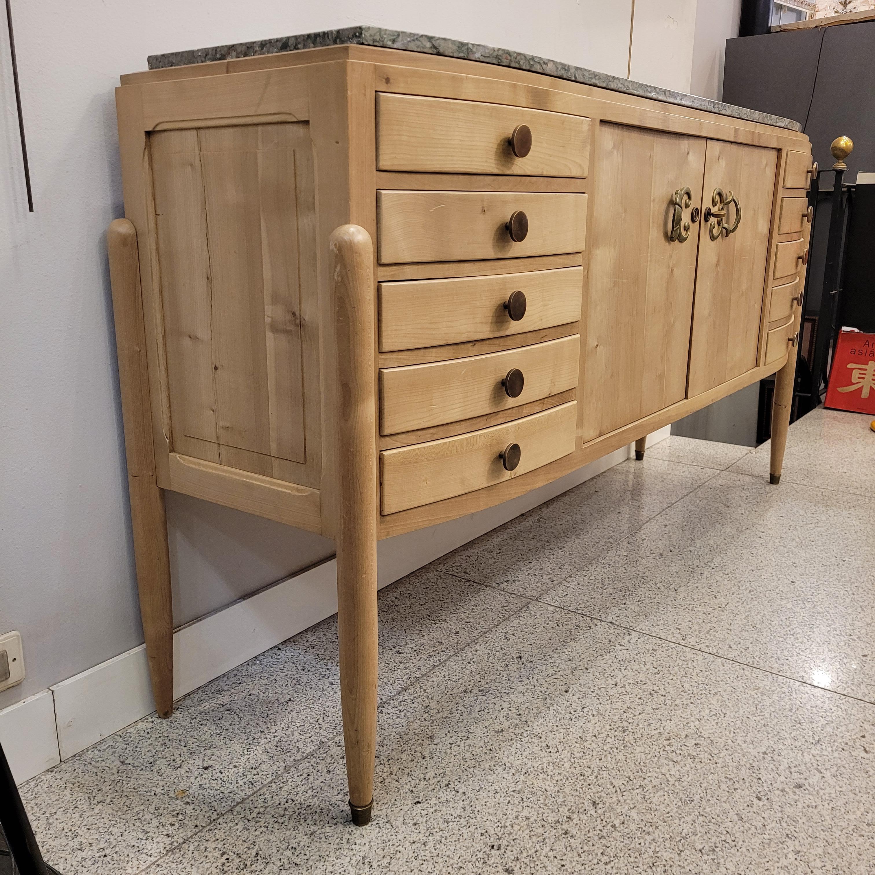 Buffet francese della metà del secolo scorso, firmato R. Breasy, in legno di ciliegio e marmo brecciato in vendita 1