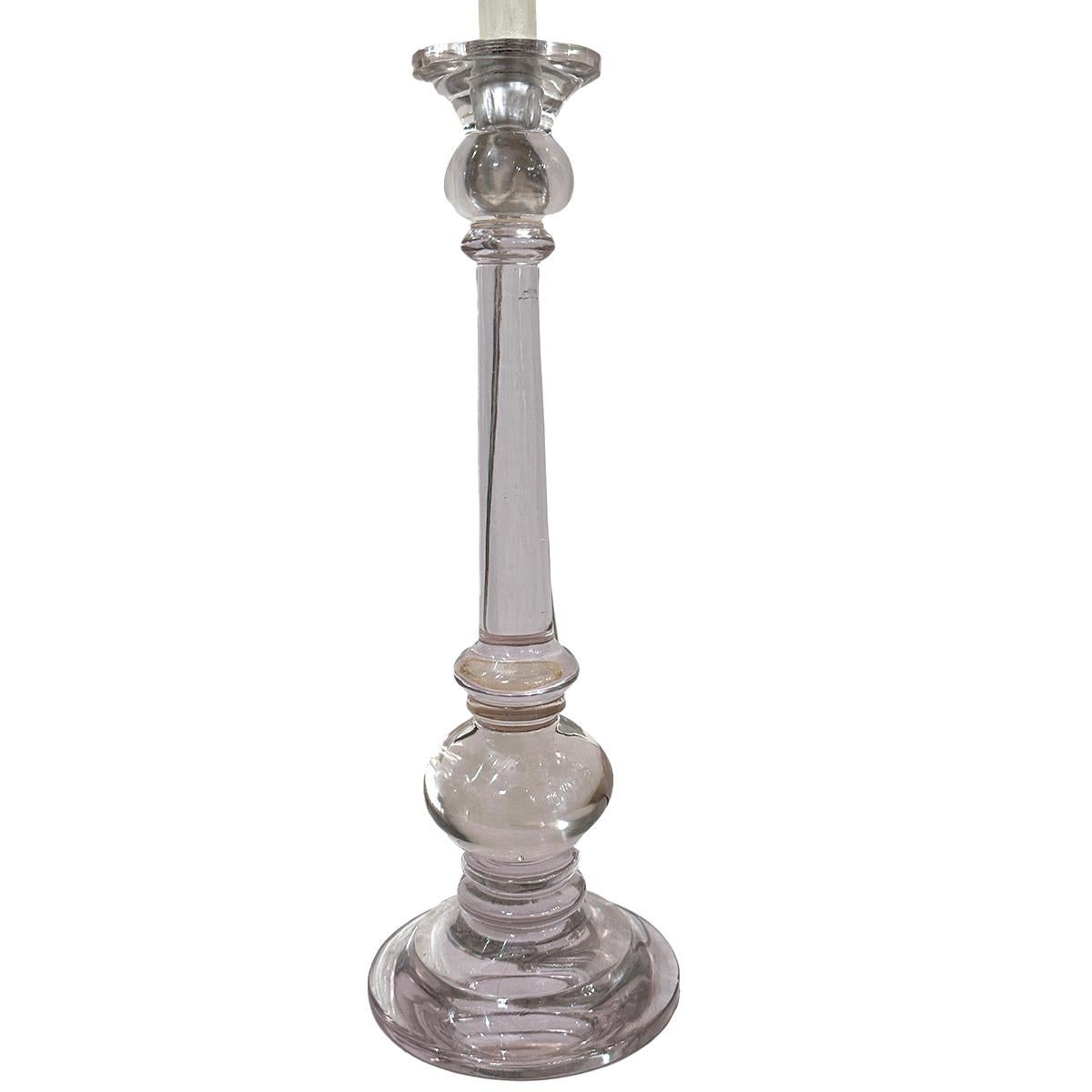 Una lampada a candeliere in vetro trasparente degli anni '60 circa.

Misure:
Altezza del corpo: 19
Altezza del paralume: 30