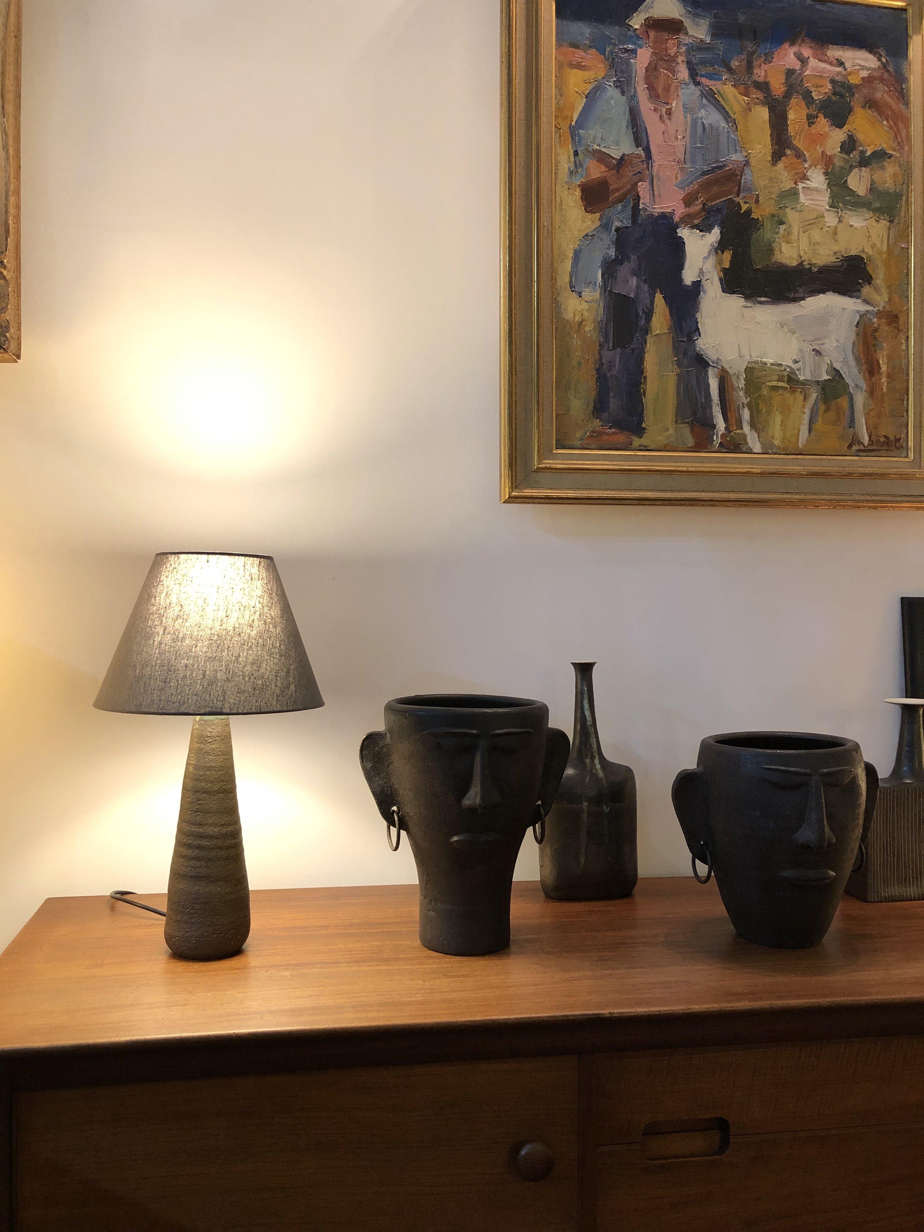 Französische Keramik-Tischlampe in konischer Form von Jean Rivier aus der Mitte des Jahrhunderts, um 1960 (Moderne der Mitte des Jahrhunderts) im Angebot