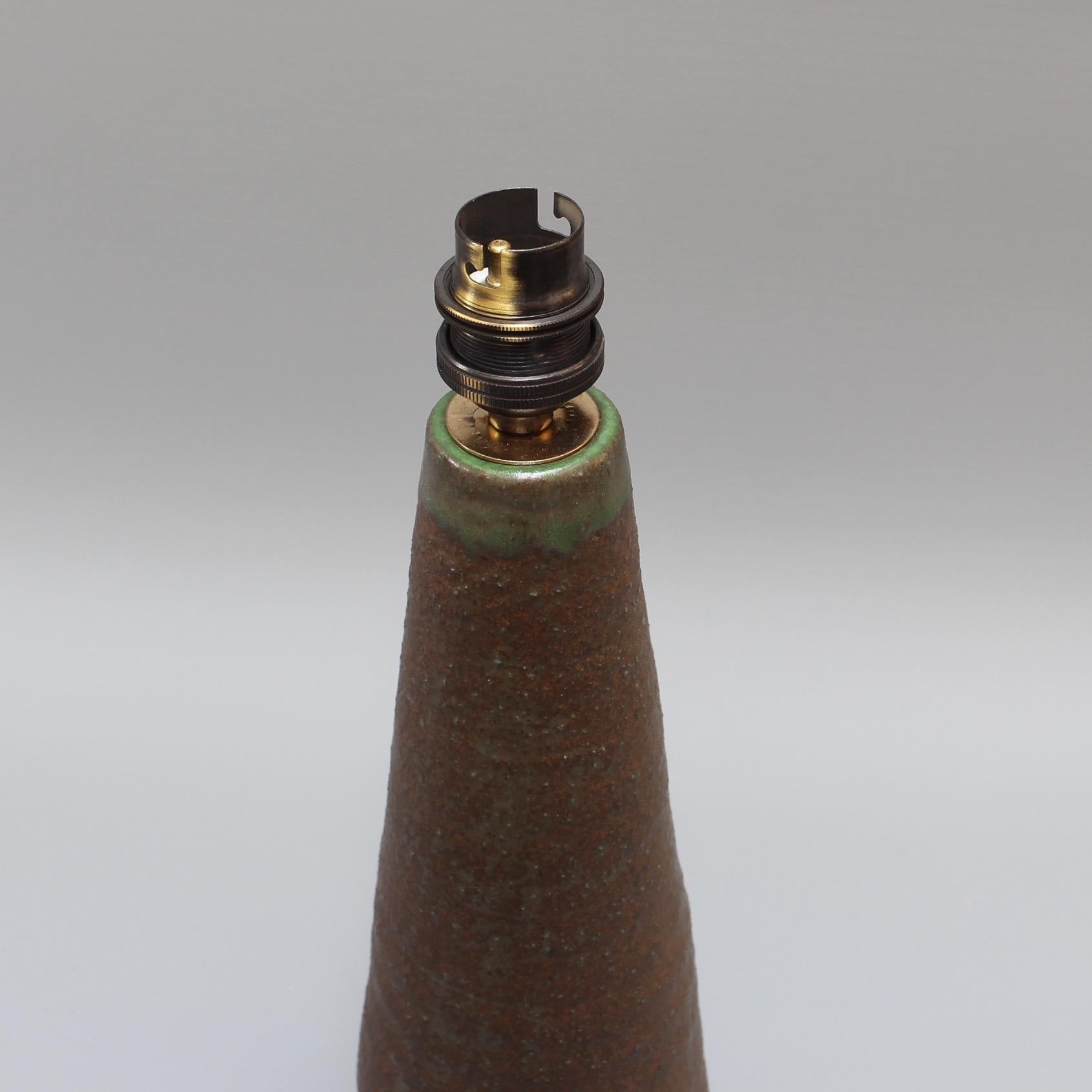 Französische Keramik-Tischlampe in konischer Form von Jean Rivier aus der Mitte des Jahrhunderts, um 1960 im Angebot 1