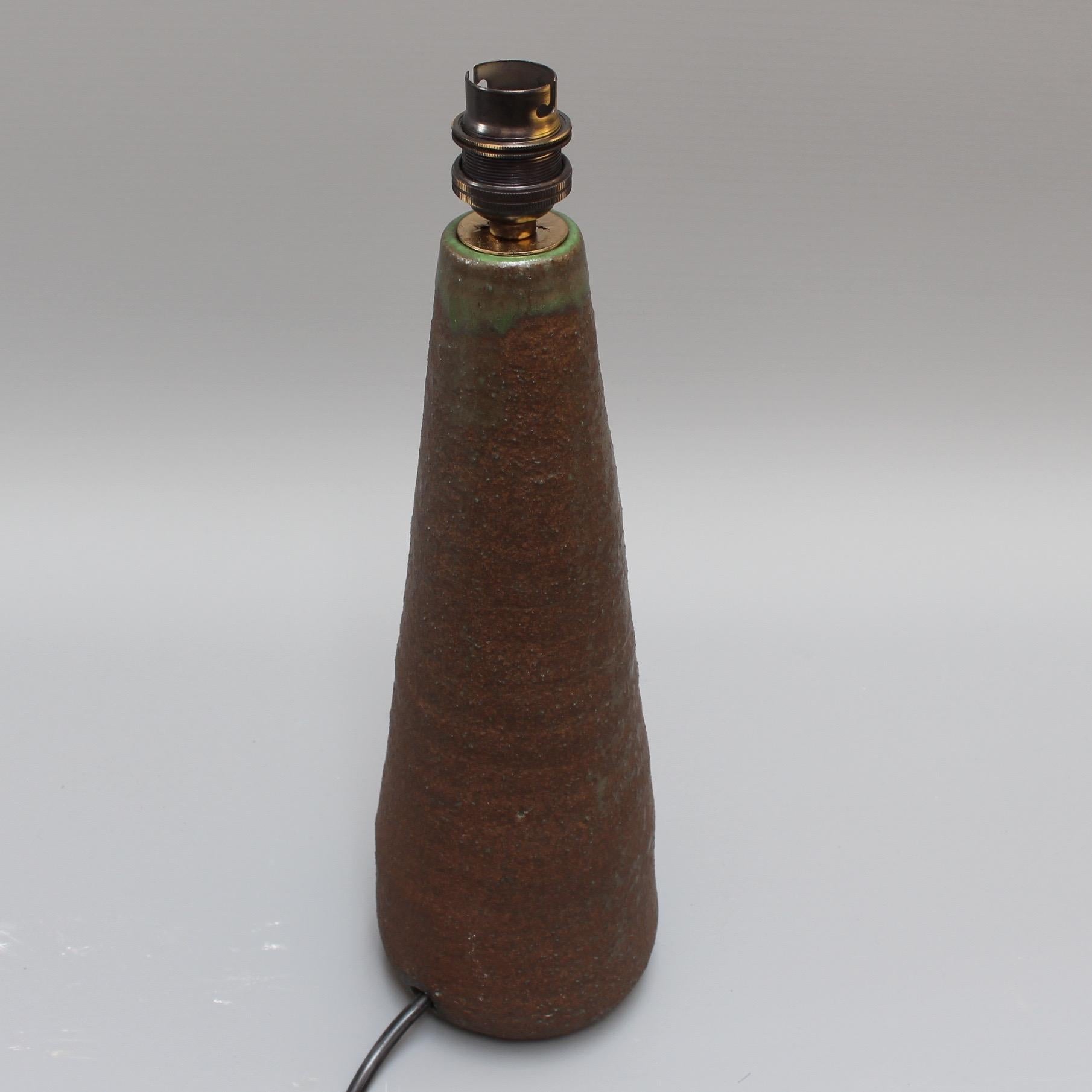Französische Keramik-Tischlampe in konischer Form von Jean Rivier aus der Mitte des Jahrhunderts, um 1960 im Angebot 2