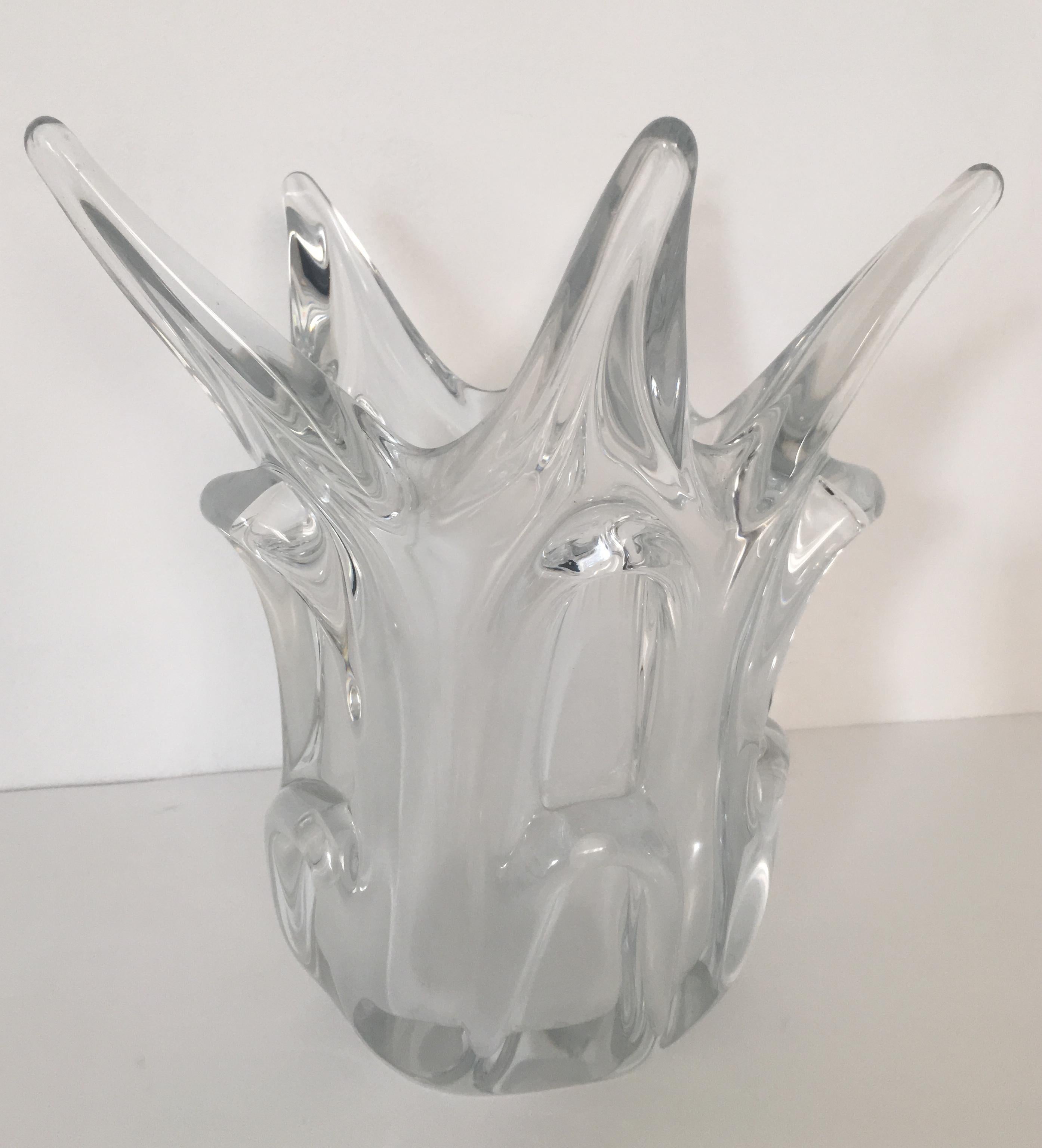 Handgefertigte, kannelierte Vase aus der Mitte des Jahrhunderts.
Ein wunderschönes Designerstück aus klarem Bleikristall, typisch für französisches Kunstglas aus den 1950er-1960er Jahren. 

Perfekter Zustand. Keine Chips oder Risse. Ein tolles