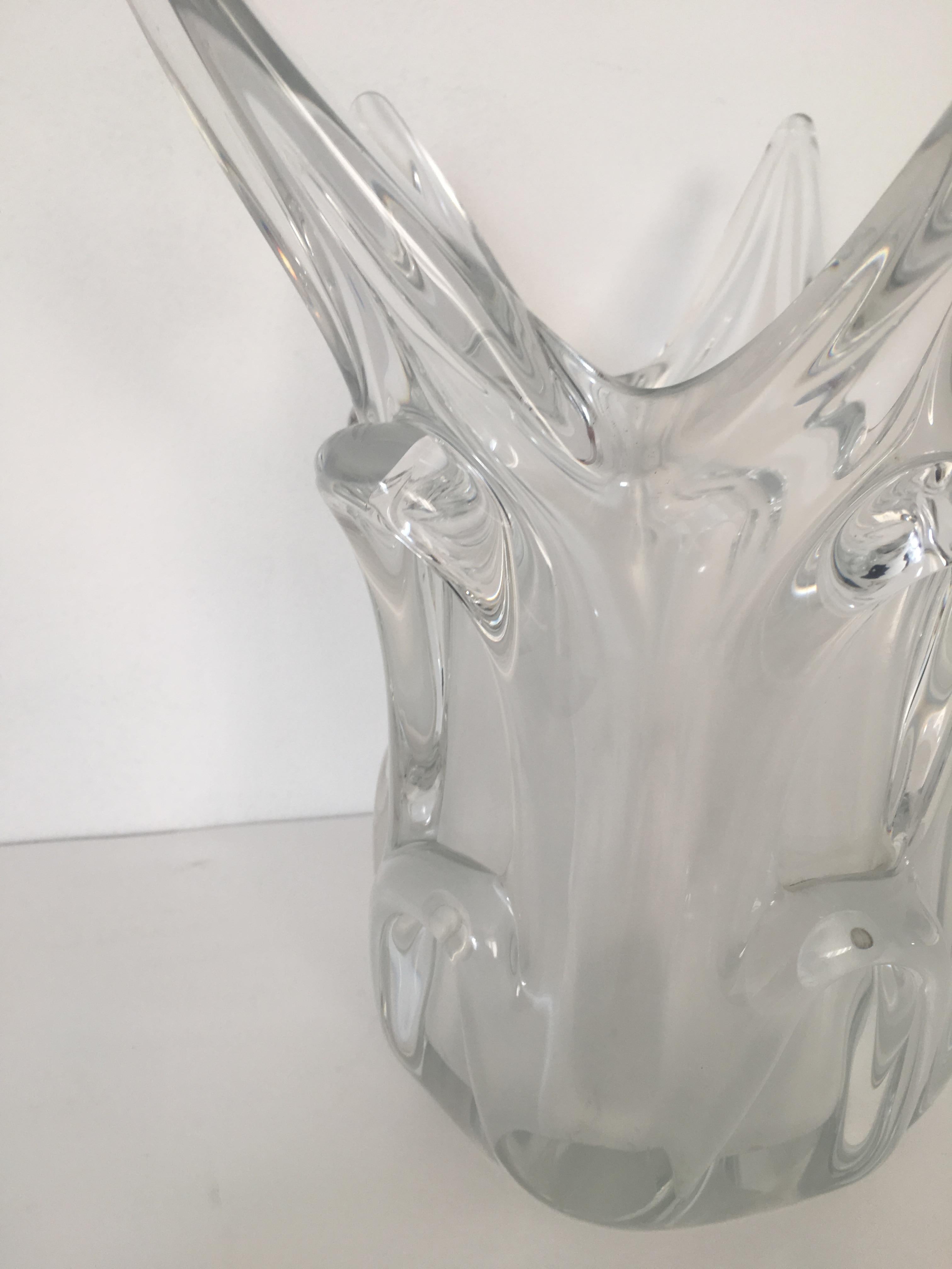 Französische Vase aus geformtem Kristall, kanneliert, Mitte des Jahrhunderts im Zustand „Gut“ im Angebot in Miami, FL