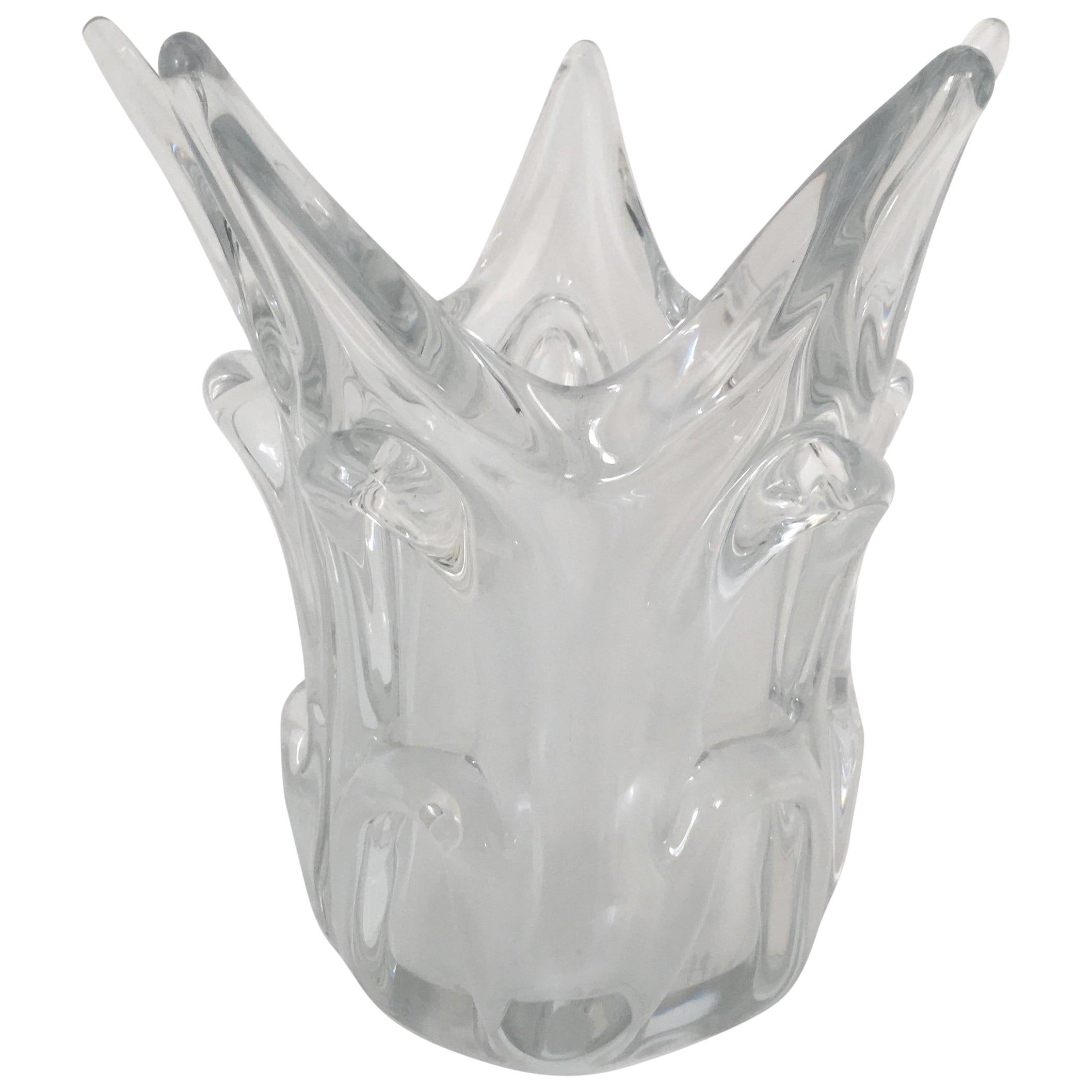 Vaso scanalato di cristallo modellato francese del Medioevo