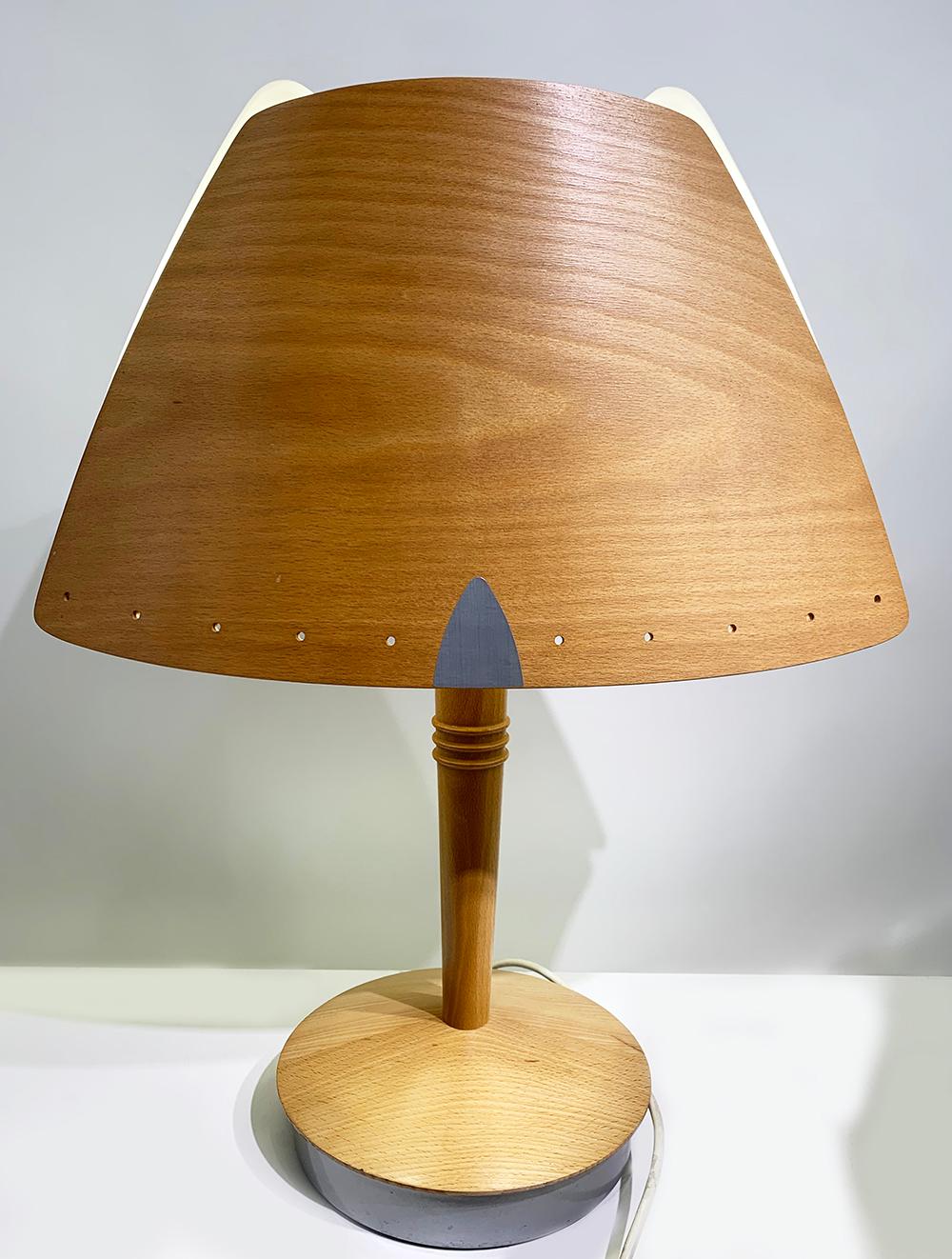 Lampe de table modèle Culote, fabriquée par la firme française lucid et conçue par soren eriksen.
Il a été conçu spécialement pour l'hôtel Hilton de Barcelone dans les années 1970. Base métallique recouverte de bois et de bois stratifié et écran en