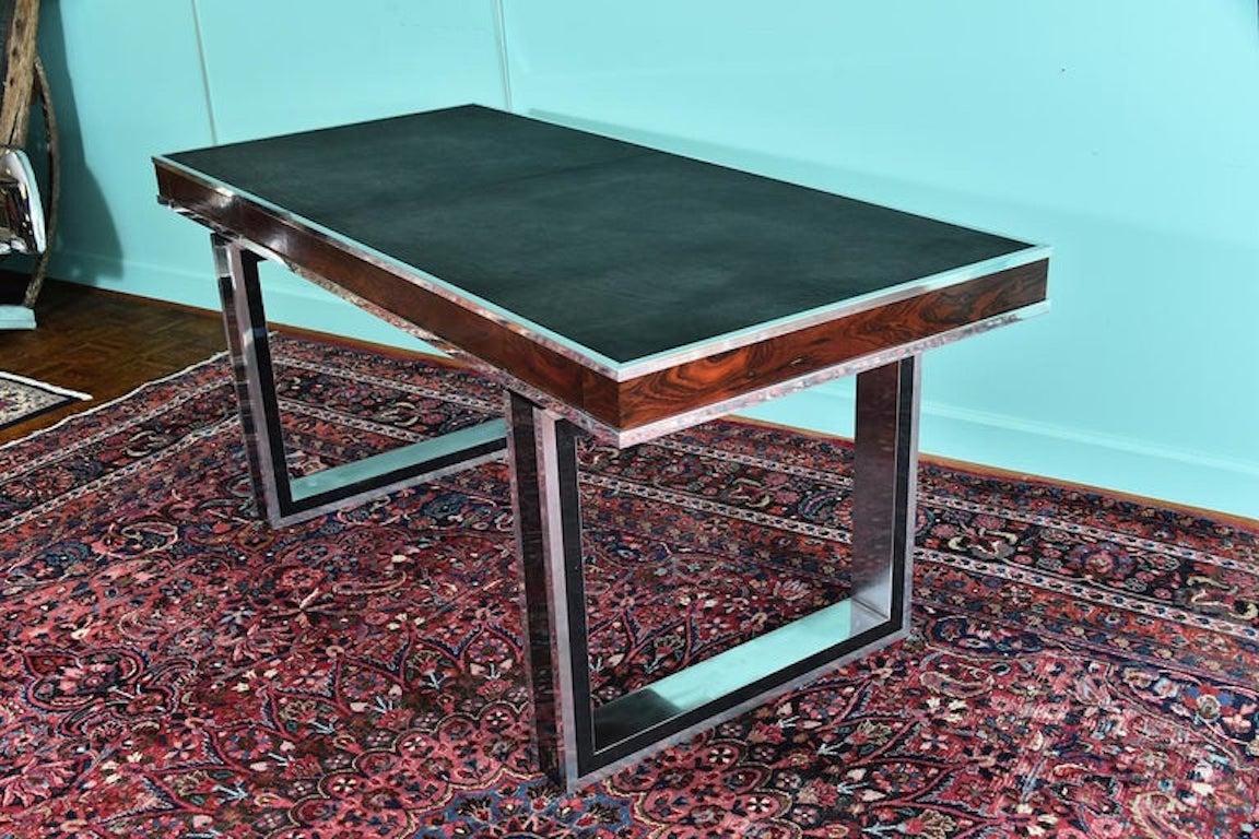 Französischer Schreibtisch aus Nussbaumholz aus der Mitte des Jahrhunderts im Angebot 1