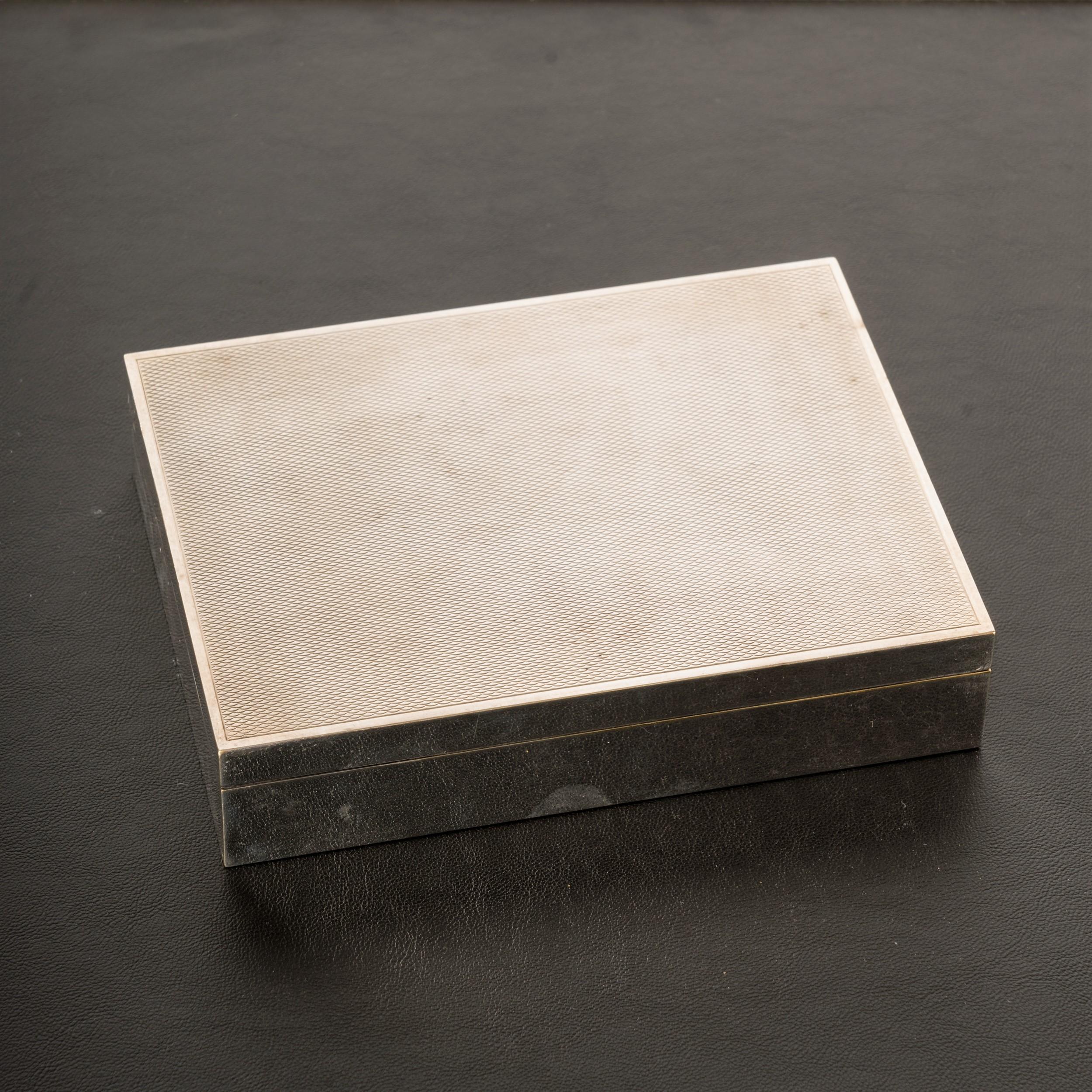 Boîte décorative française en laiton argenté gravé du milieu du siècle par Ravinet D'Enfert, années 1960. Couvercle texturé joliment gravé ; le couvercle et la base ont un intérieur en bois, des compartiments de rangement divisés dans le fond. 
