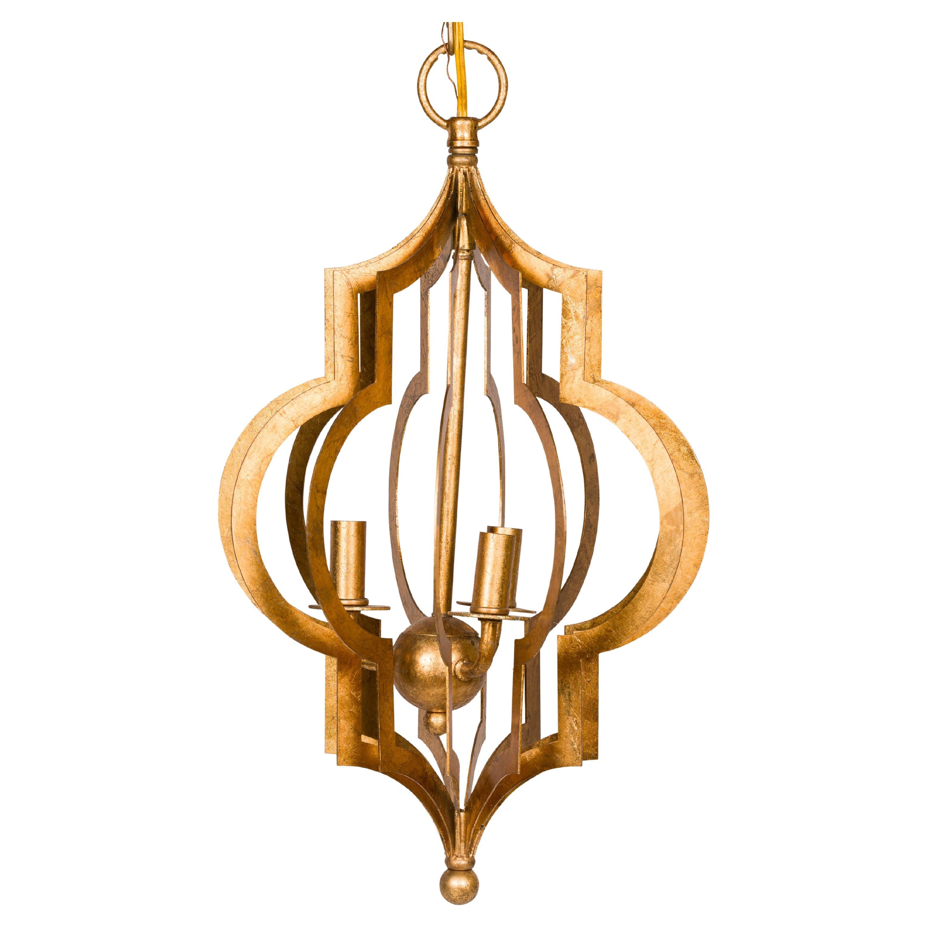 Französische vergoldete Metalllaterne mit drei Lichtern und Schnörkeleffekten aus der Jahrhundertmitte, verkabelt