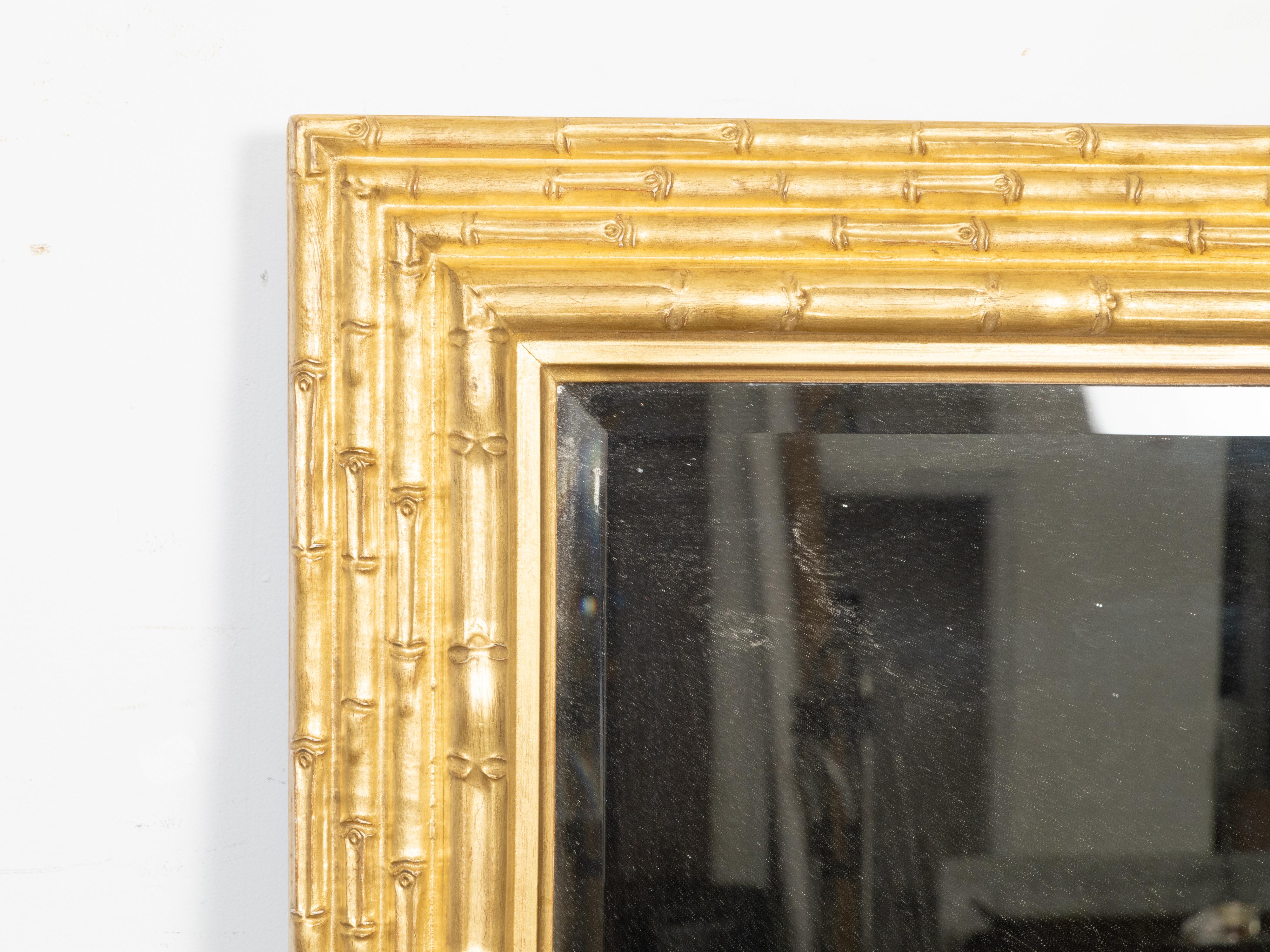 Mid-Century moderno Specchio francese di metà secolo in legno dorato con motivi di bambù intagliati e piastra smussata in vendita