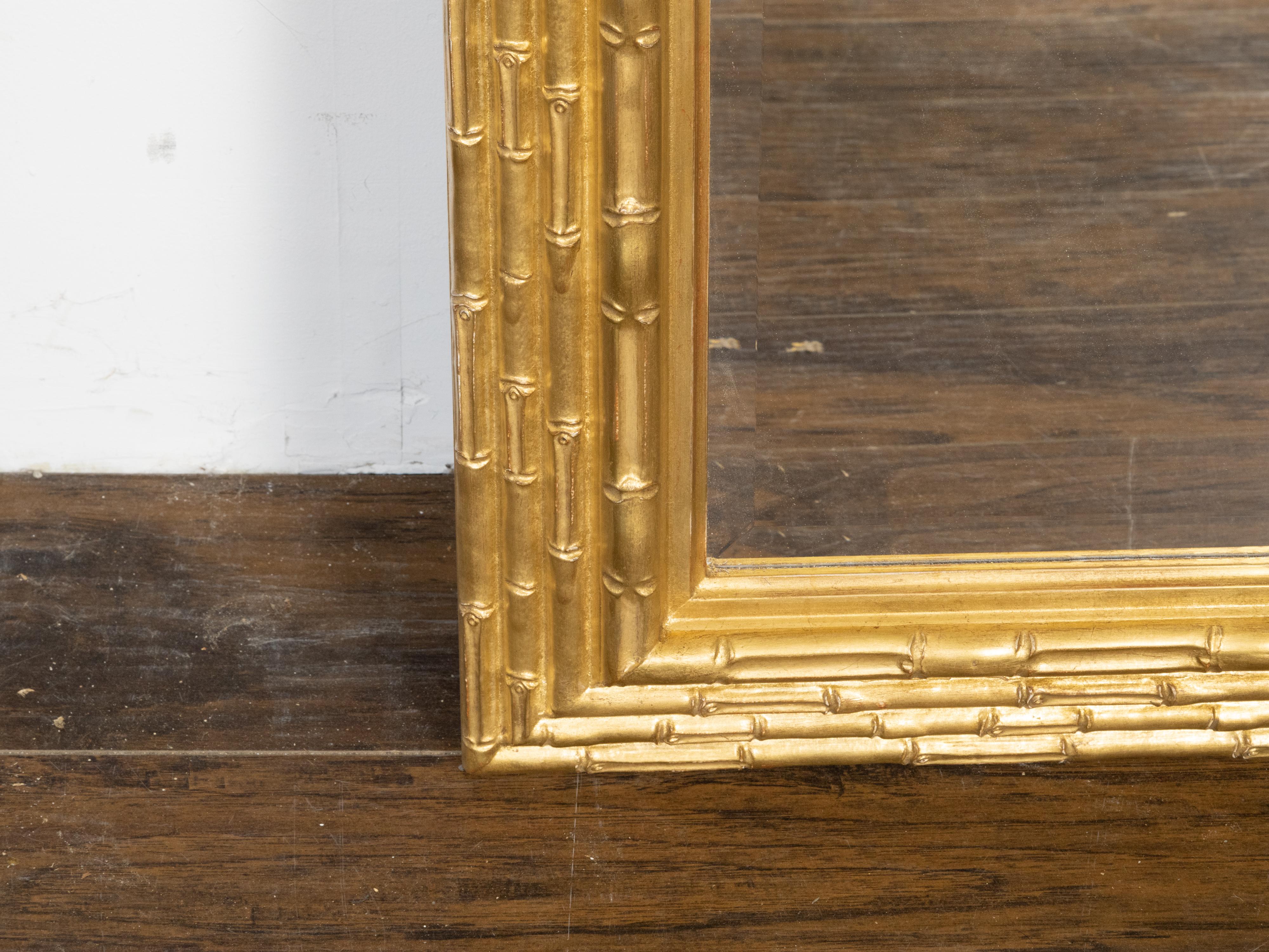 Intagliato Specchio francese di metà secolo in legno dorato con motivi di bambù intagliati e piastra smussata in vendita