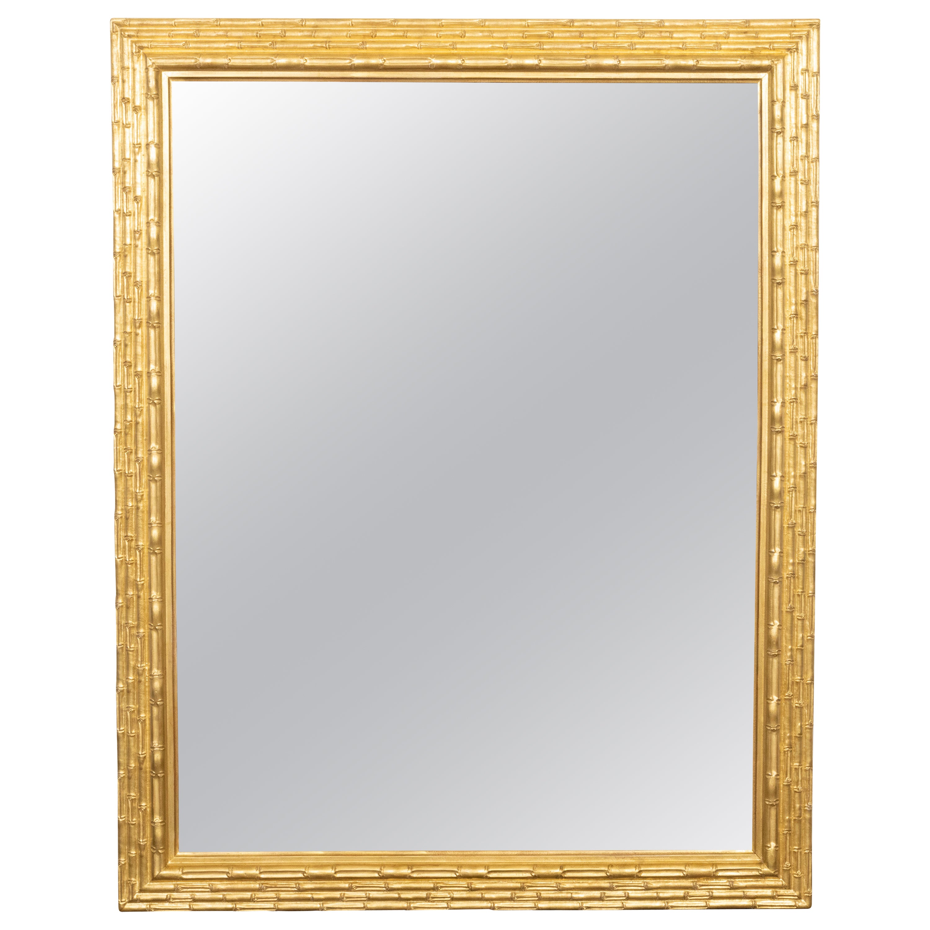 Miroir en bois doré français du milieu du siècle dernier avec motifs de bambou sculptés et plaque biseautée