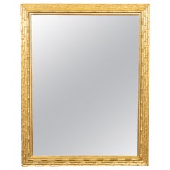 Miroir en bois doré français du milieu du siècle dernier avec motifs de bambou sculptés et plaque biseautée