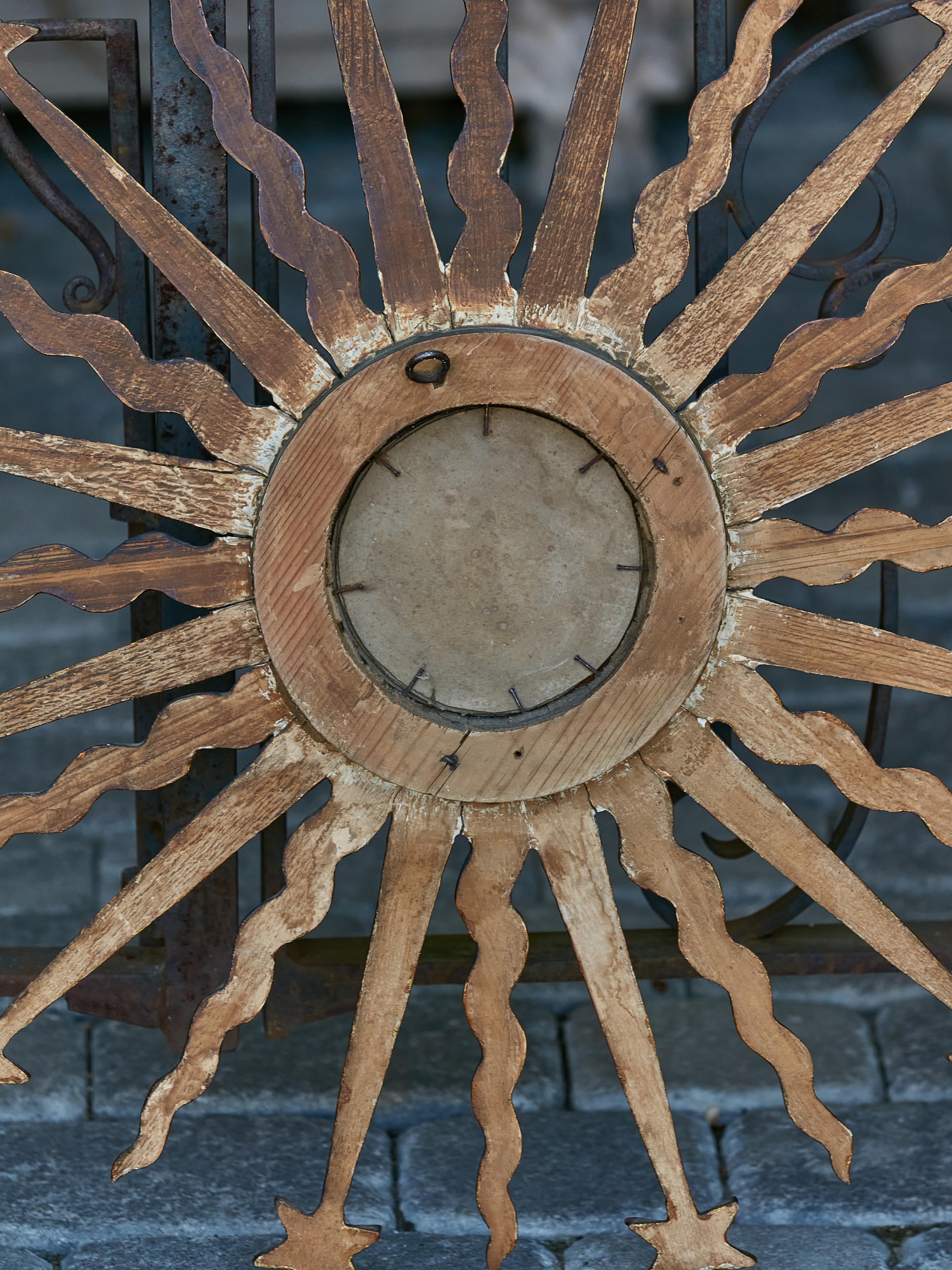 Französischer Sonnenschliffspiegel aus Giltwood mit Stern- und Wolkenmotiven aus der Mitte des Jahrhunderts im Angebot 3