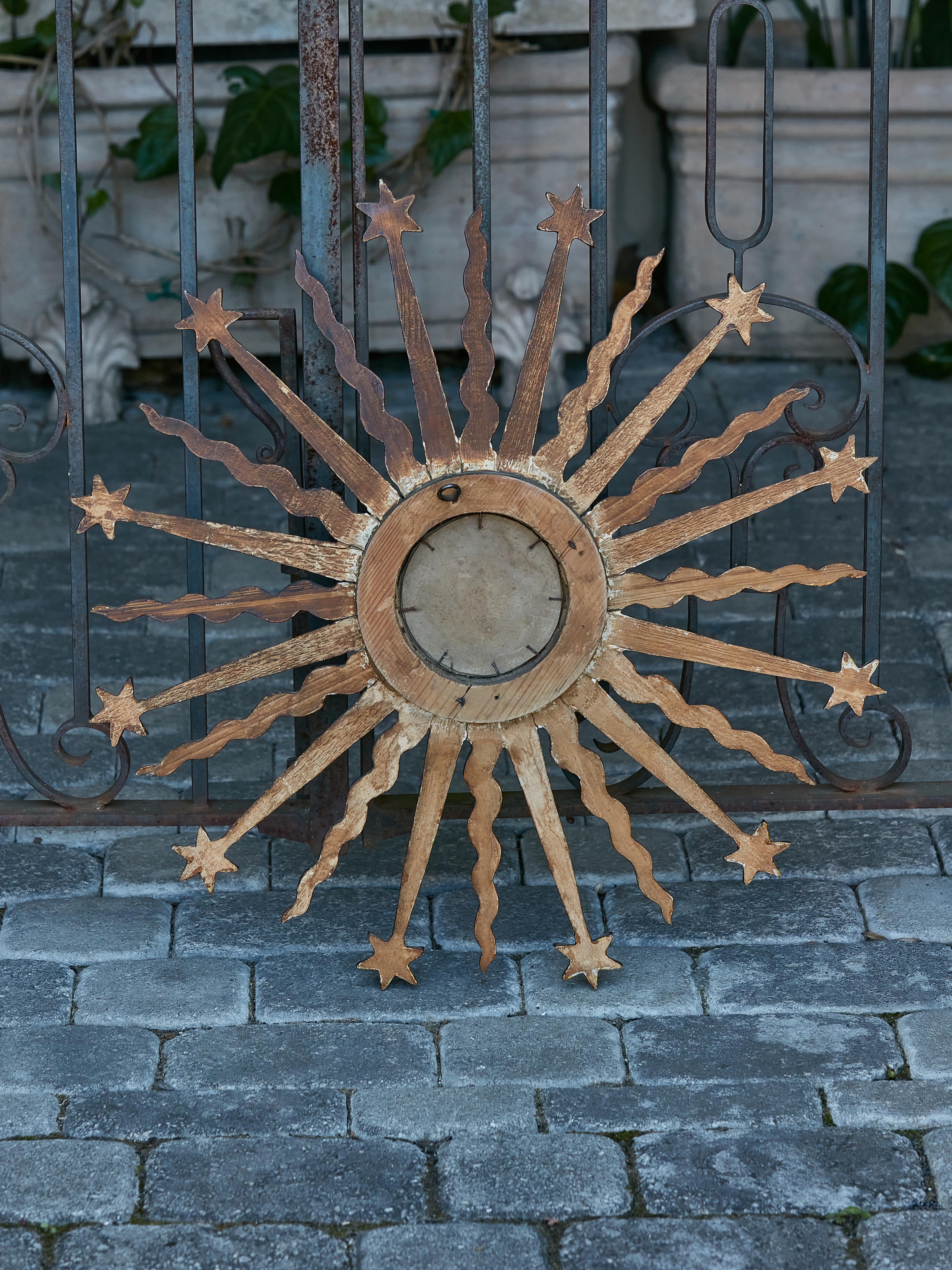 Französischer Sonnenschliffspiegel aus Giltwood mit Stern- und Wolkenmotiven aus der Mitte des Jahrhunderts im Angebot 2