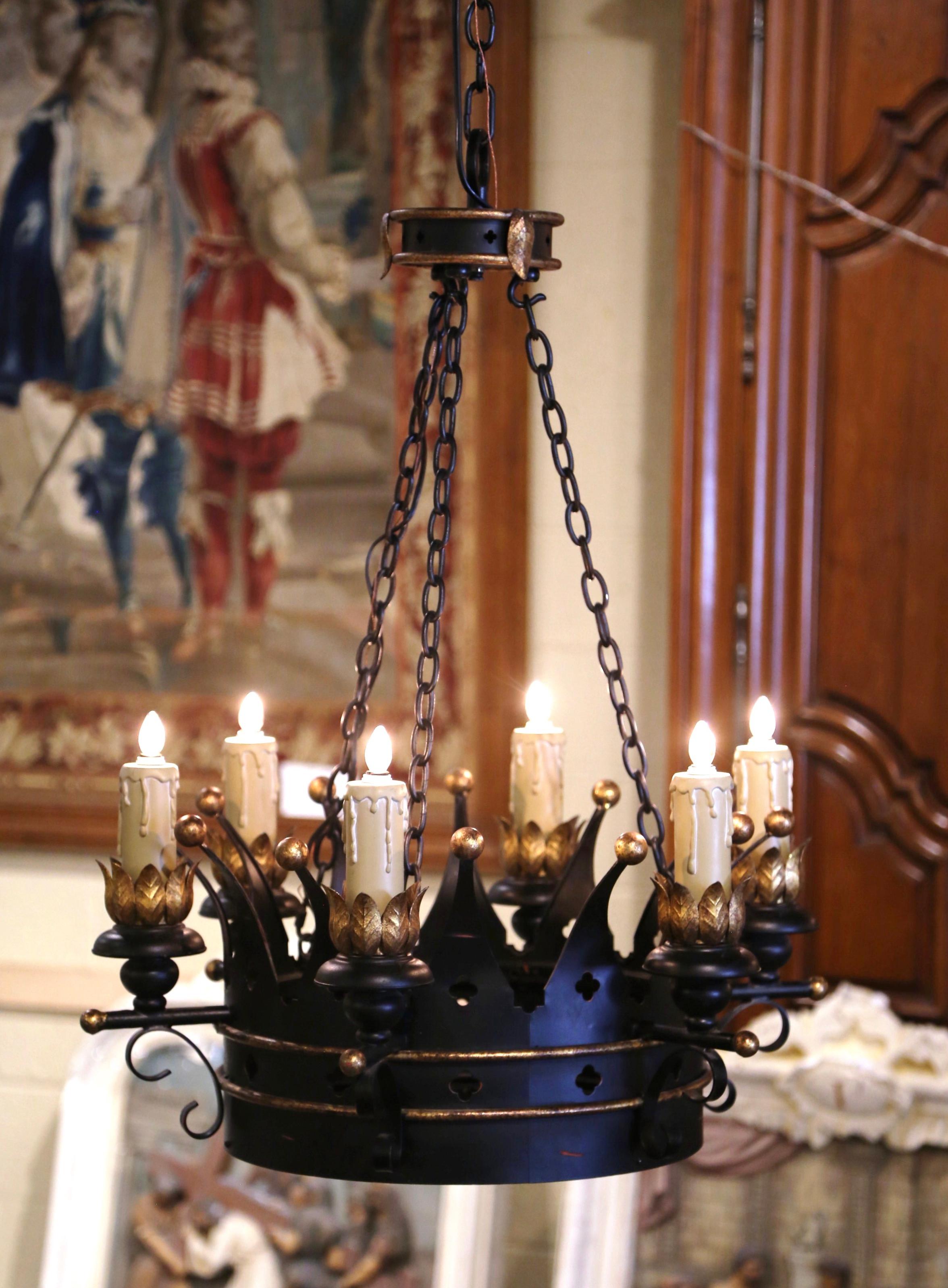 Französische Gotik der Jahrhundertmitte Schwarzes und vergoldetes lackiertes Eisen Kronleuchter mit sechs Lichtern  (Gotisch) im Angebot
