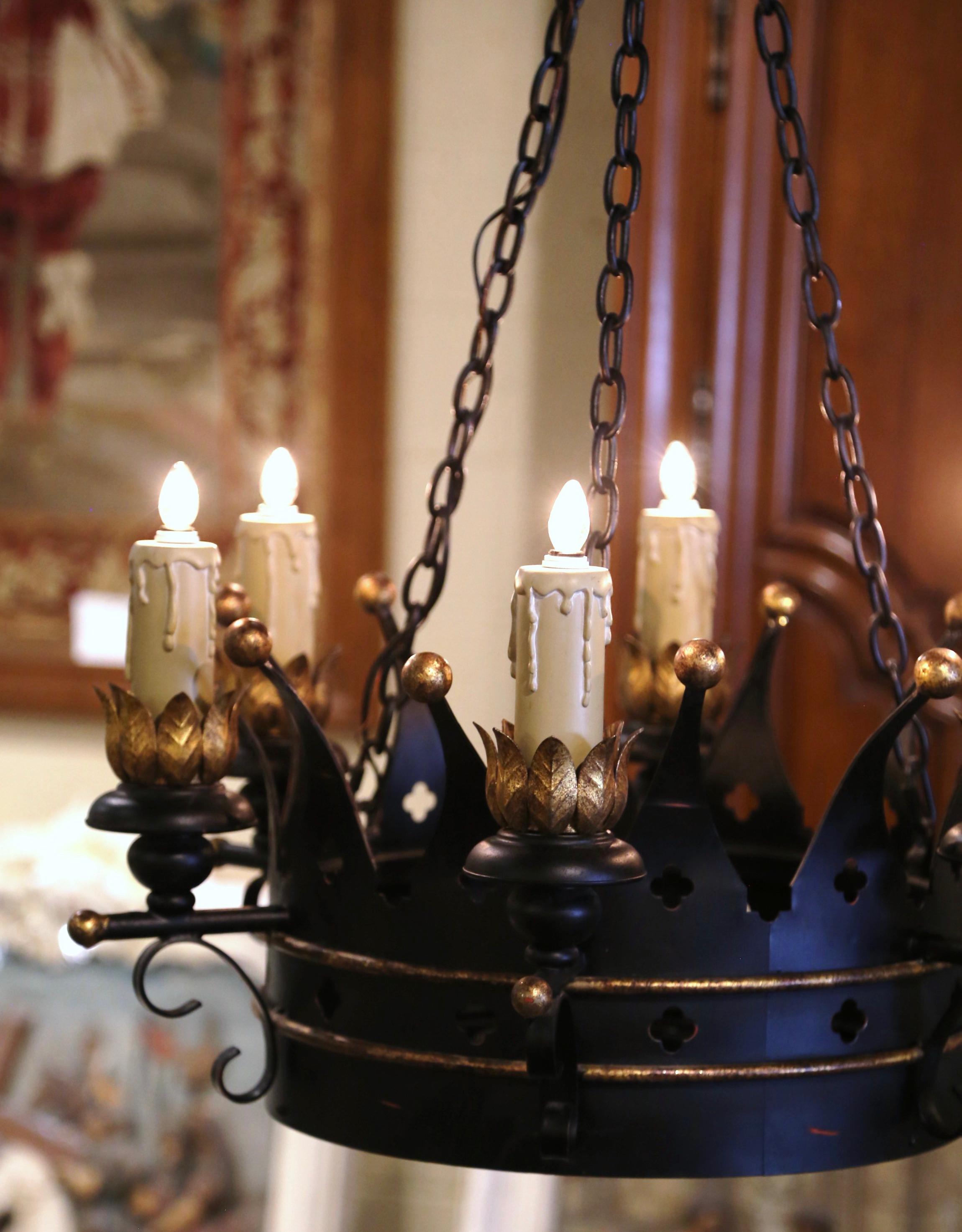 Französische Gotik der Jahrhundertmitte Schwarzes und vergoldetes lackiertes Eisen Kronleuchter mit sechs Lichtern  (Vergoldet) im Angebot