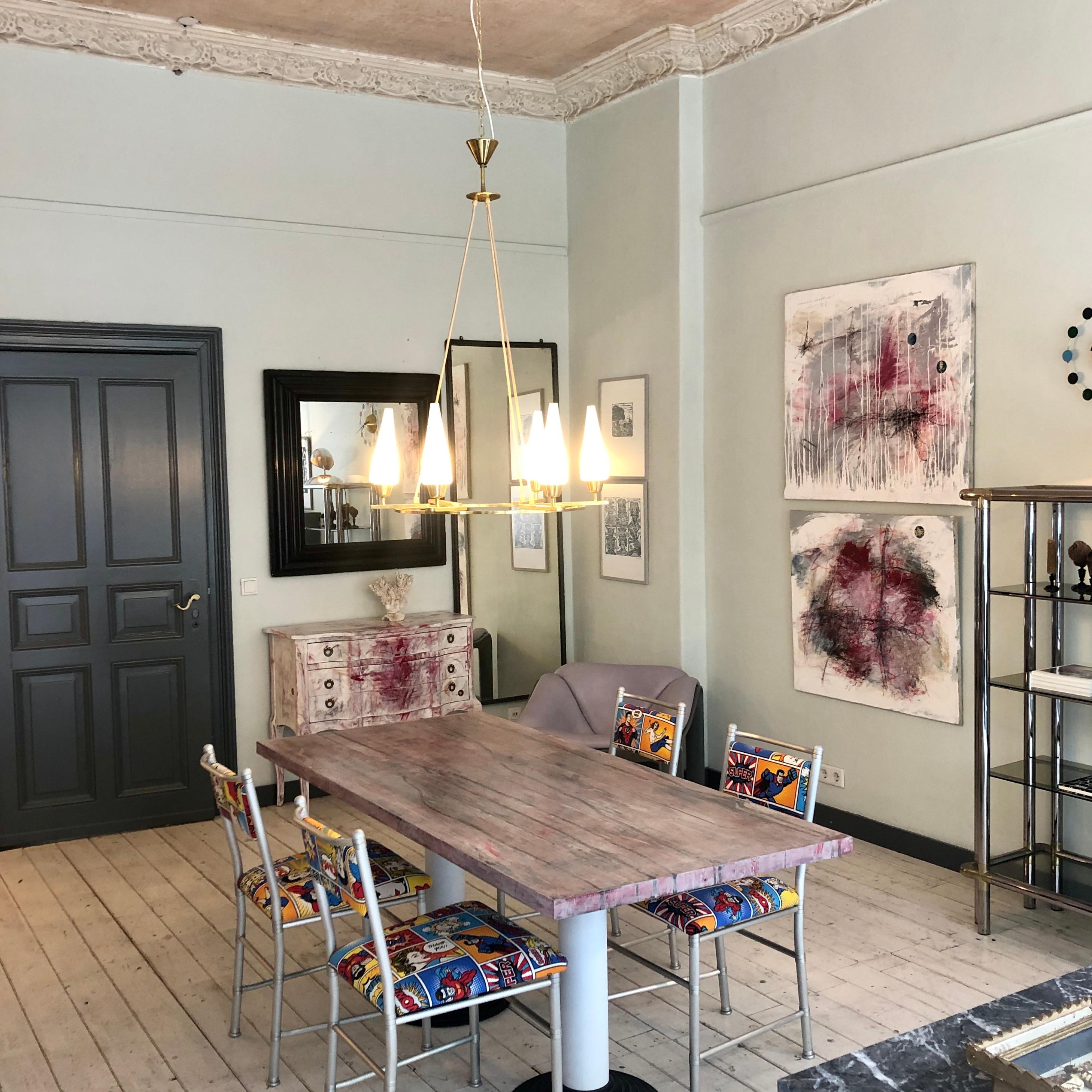 Scaffale in vetro per esposizioni di metà secolo in stile Hollywood Regency francese, cromato e in ottone In condizioni buone in vendita a Berlin, DE