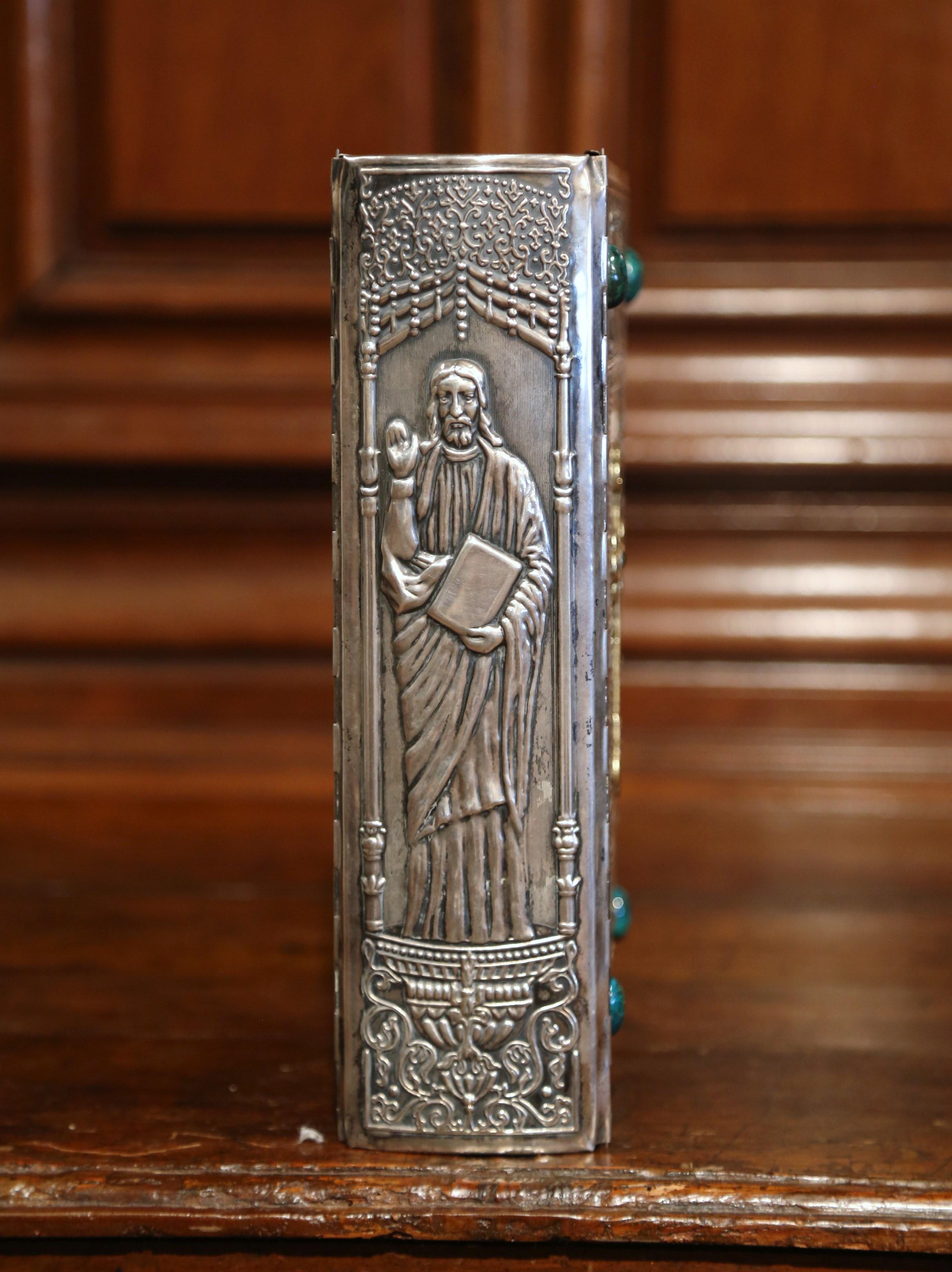 20ième siècle Bible française du milieu du siècle avec couverture en repousse d'argent datant de 1960