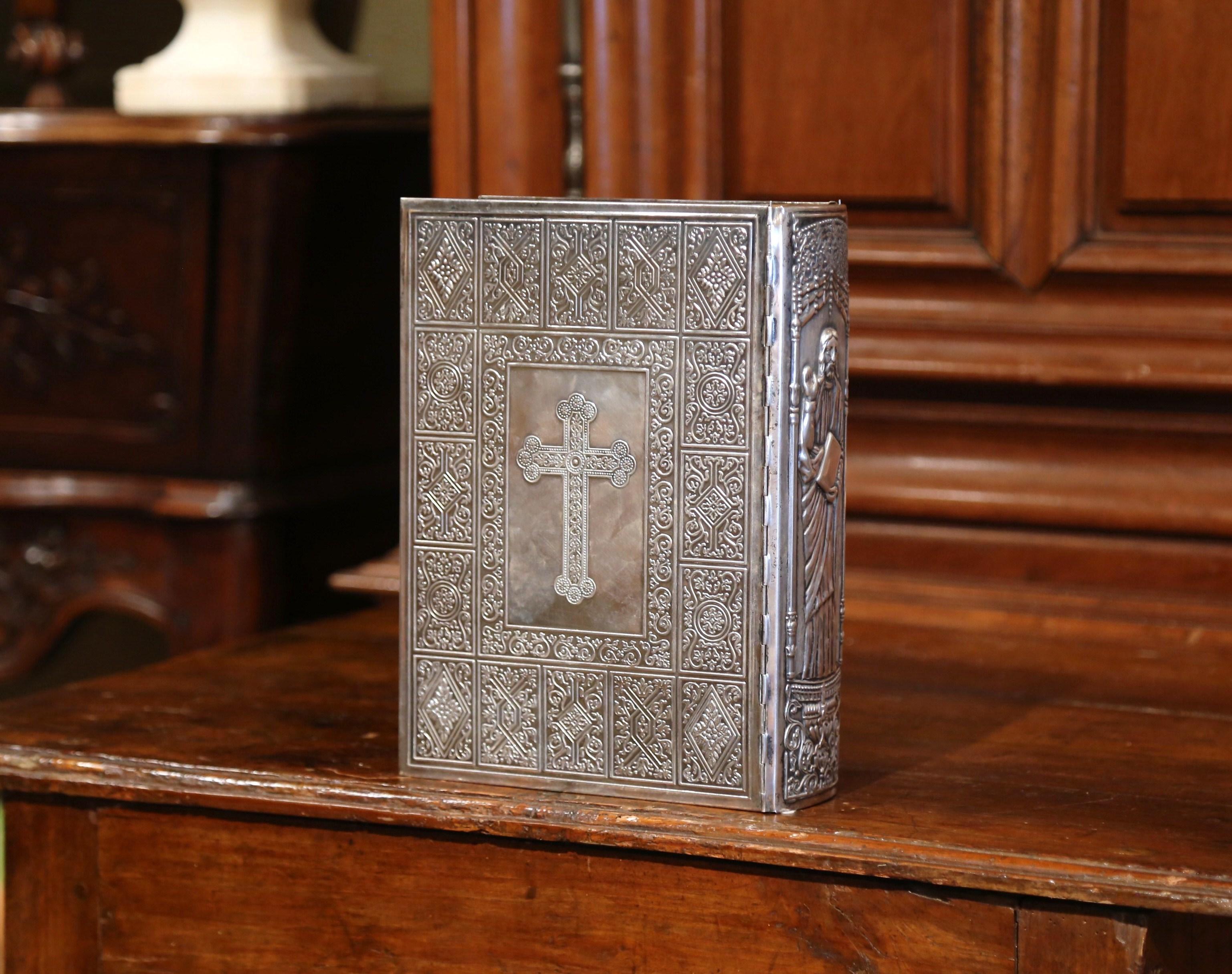 Multi-pierres Bible française du milieu du siècle avec couverture en repousse d'argent datant de 1960