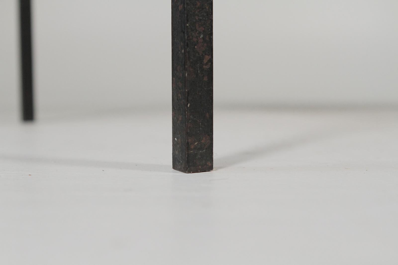 Table basse française en fer mi-siècle et à plateau en tuile 1