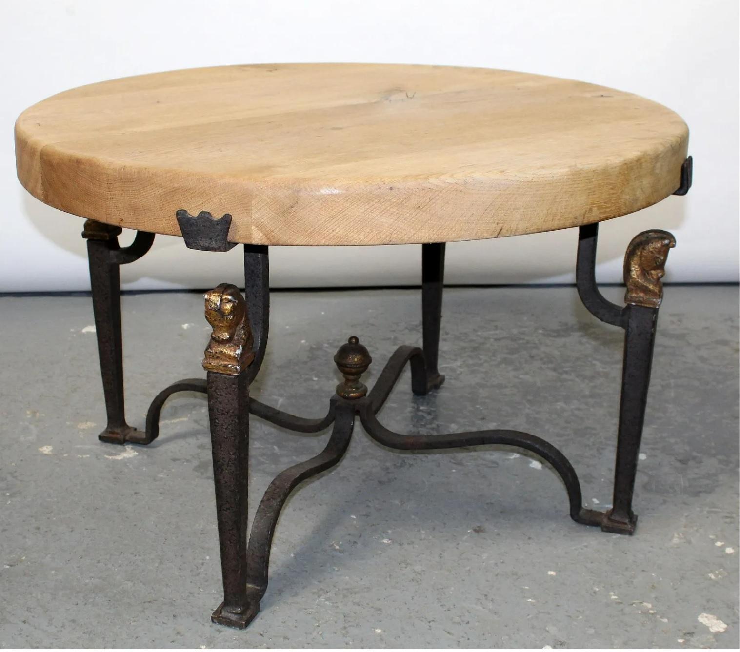 Mesa de centro francesa de mediados de siglo, estilo Jean-Charles Moreux, con base de hierro Dorado en venta