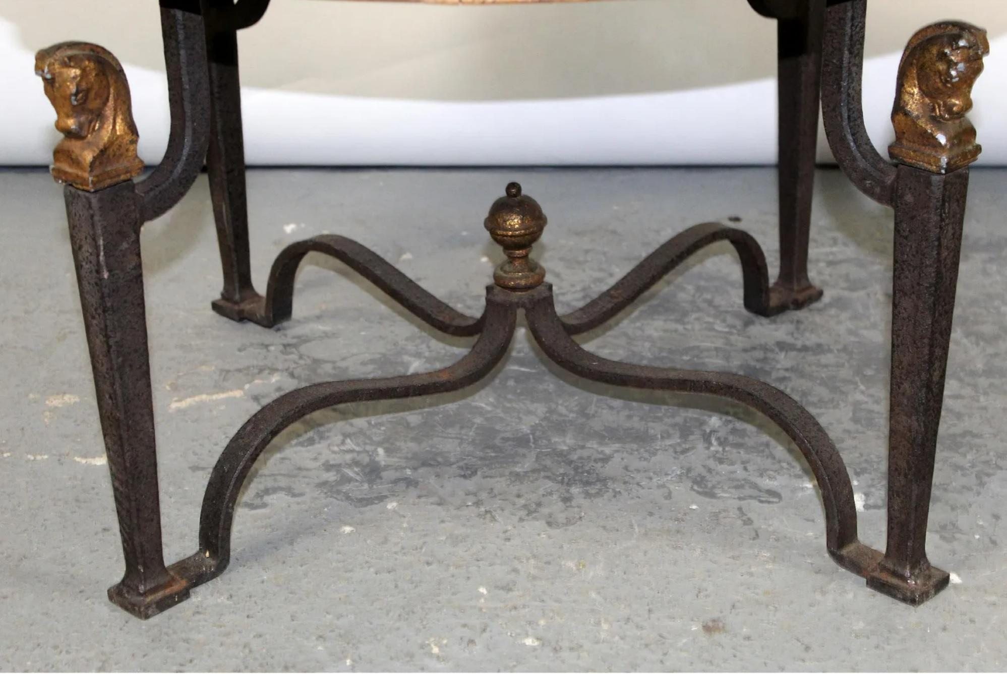 Mesa de centro francesa de mediados de siglo, estilo Jean-Charles Moreux, con base de hierro en Bueno estado para la venta en Chicago, IL