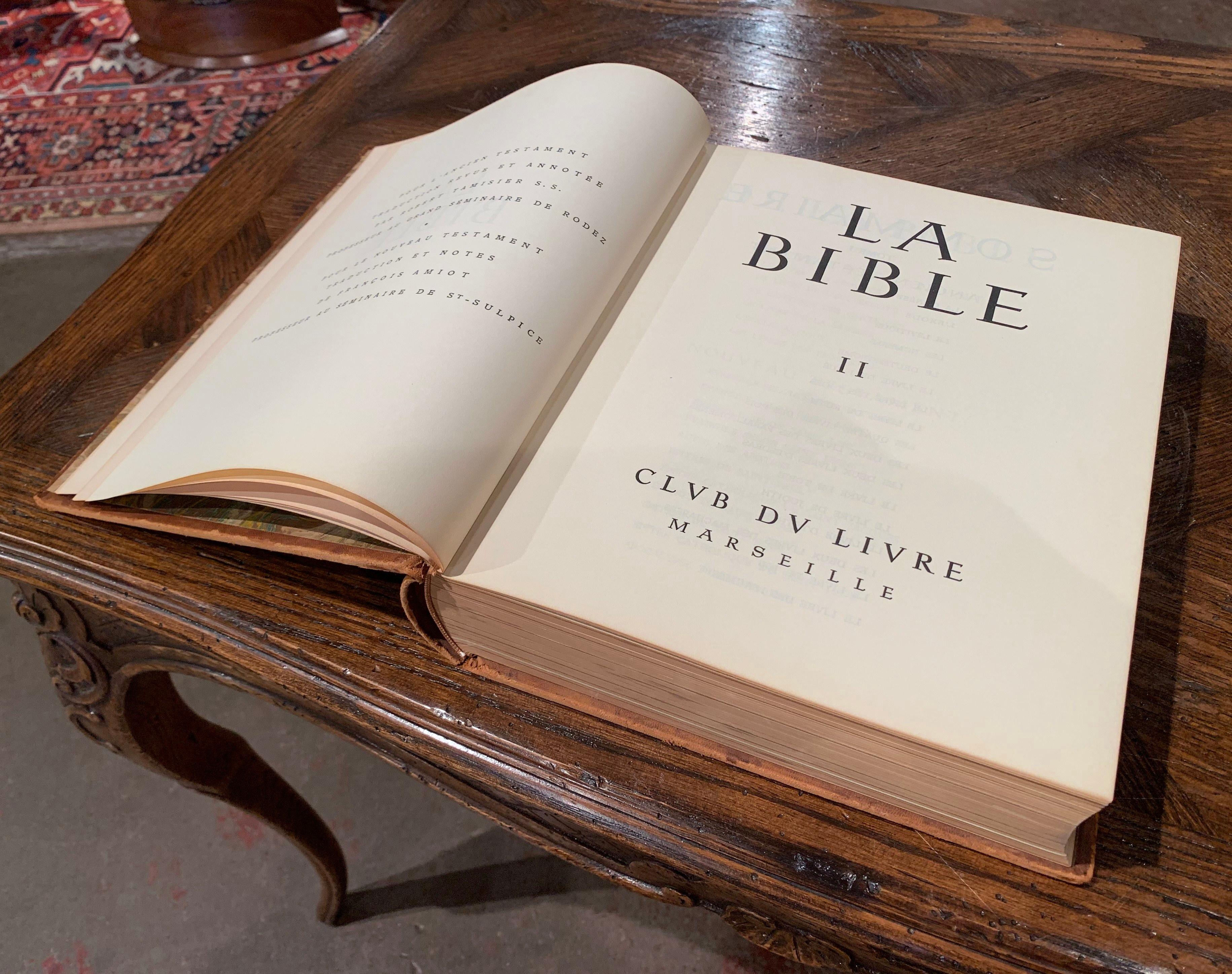 Französisches Ledergefäß aus der Mitte des Jahrhunderts, zweibändige Heilige Bibel, datiert 1953 im Angebot 5