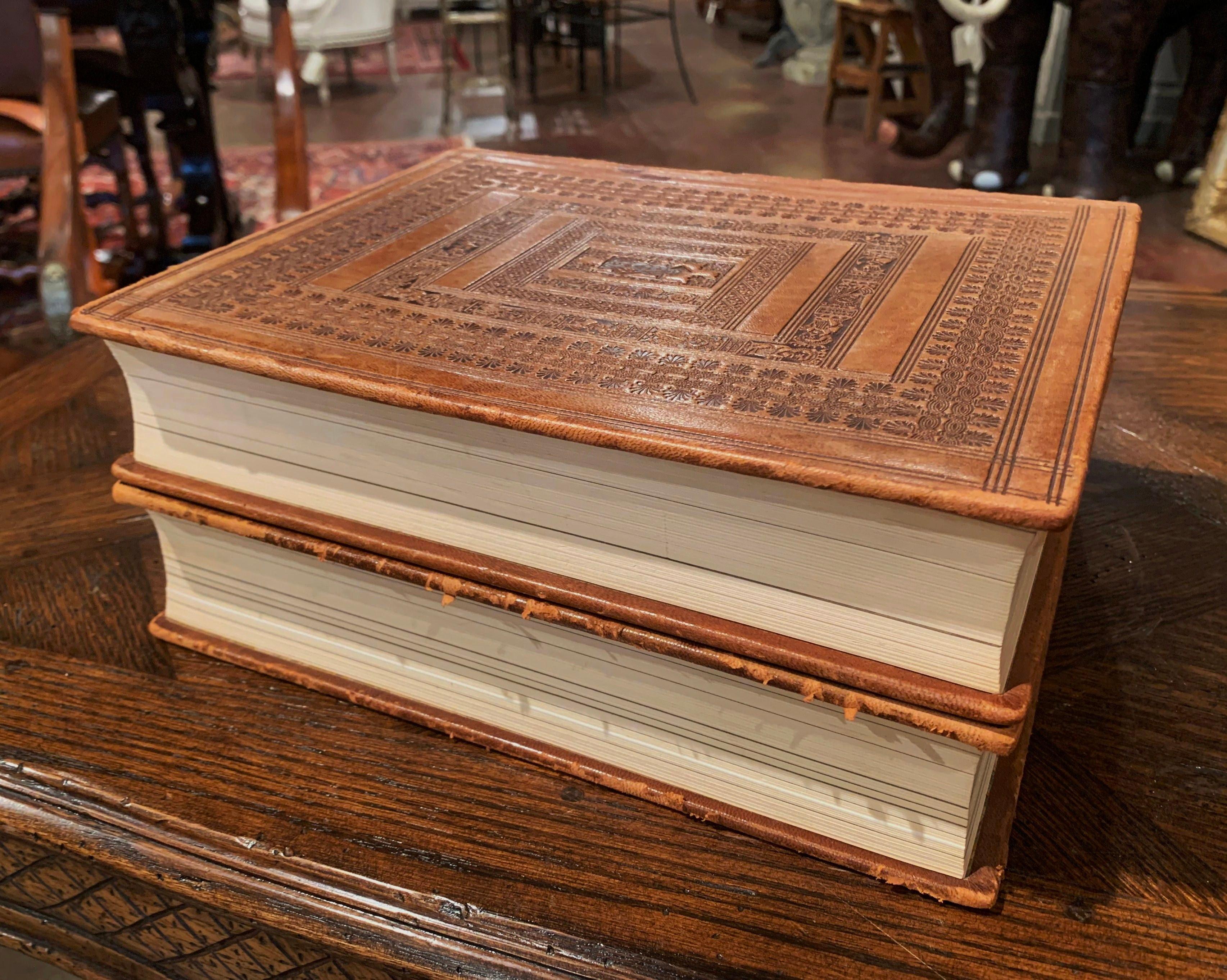 La Bible en cuir relié en deux volumes, milieu du siècle dernier, datée de 1953 en vente 3