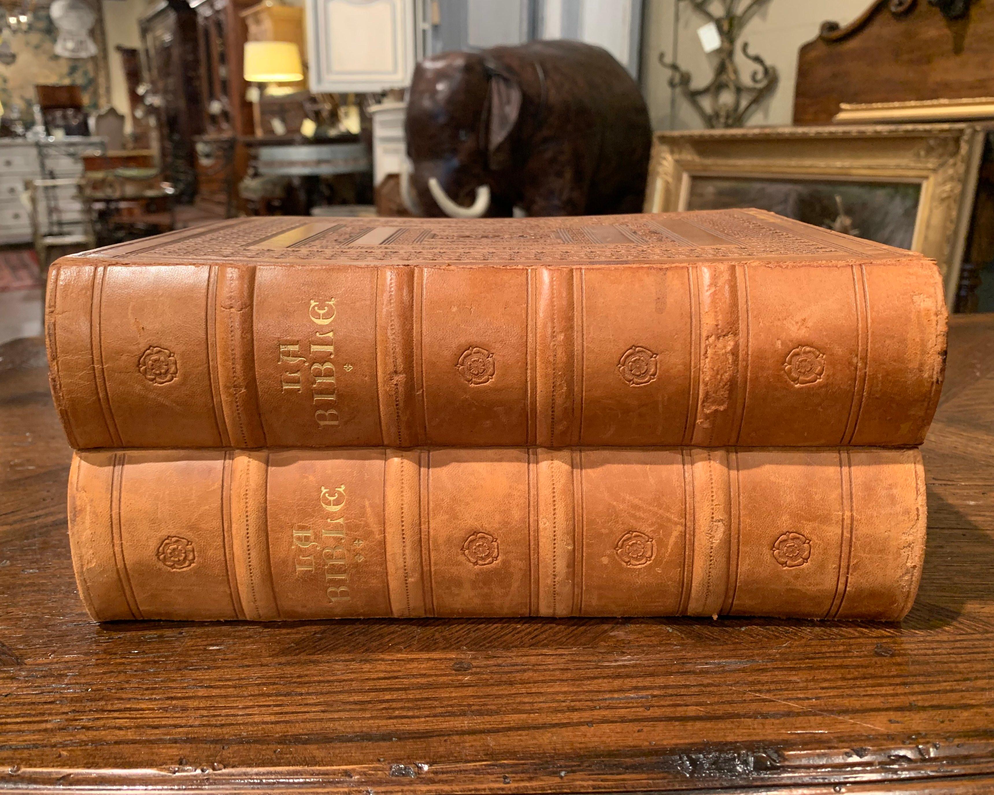 Diese beiden heiligen Bibeln mit braunem Ledereinband wurden 1953 in Marseille, Frankreich, gedruckt. Jedes der beiden Bücher enthält das Neue und das Alte Testament, übersetzt von Robert Tamisier und Francois Amiot. Beide religiösen Gegenstände