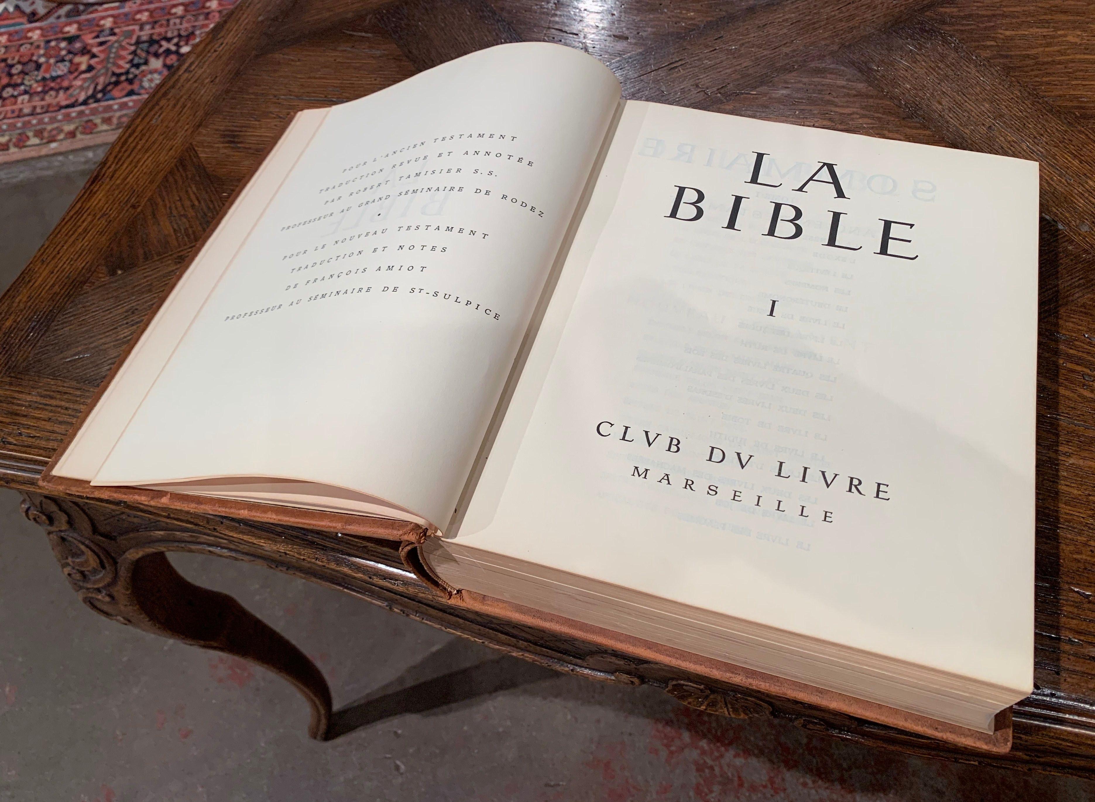20ième siècle La Bible en cuir relié en deux volumes, milieu du siècle dernier, datée de 1953 en vente