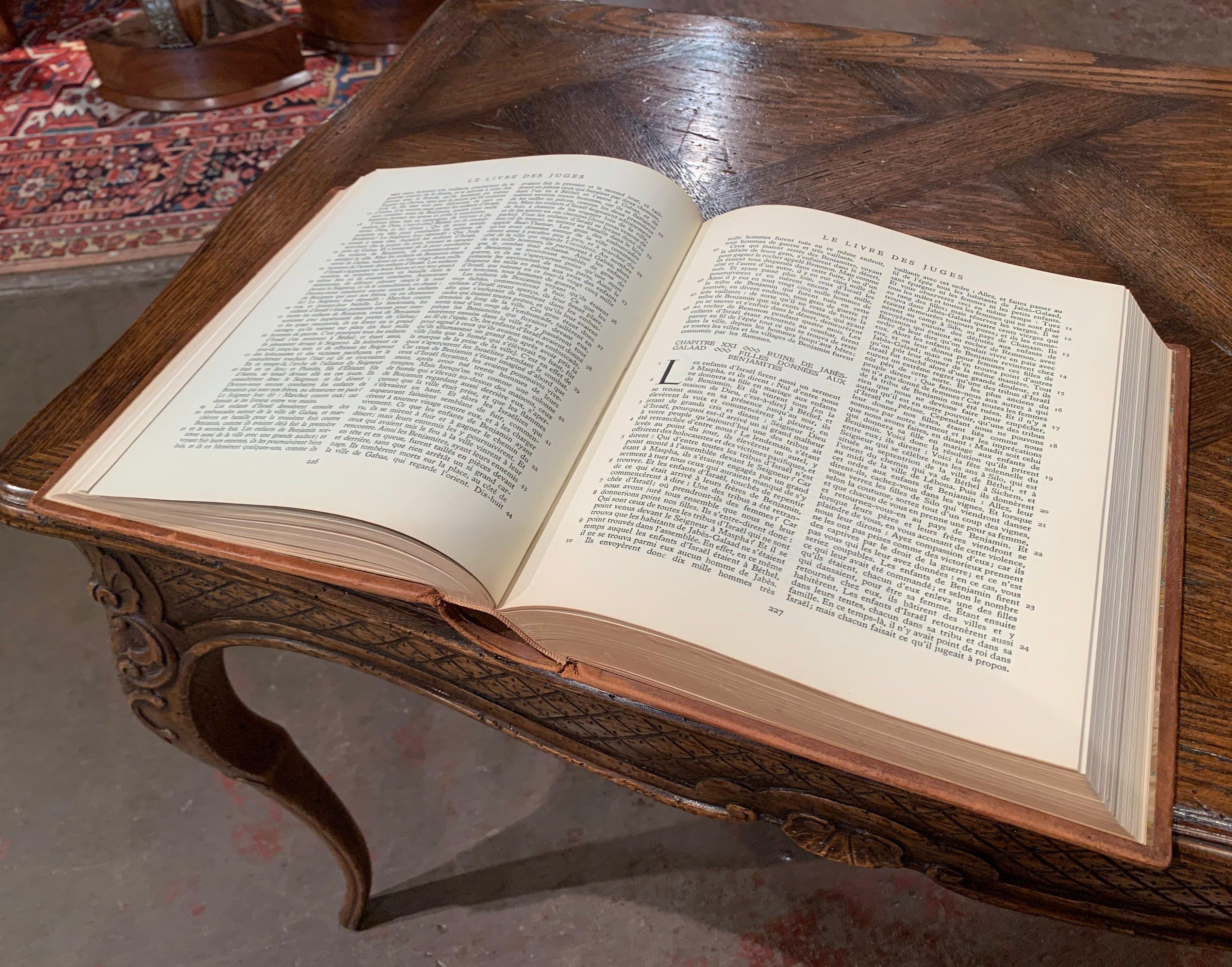 Cuir La Bible en cuir relié en deux volumes, milieu du siècle dernier, datée de 1953 en vente