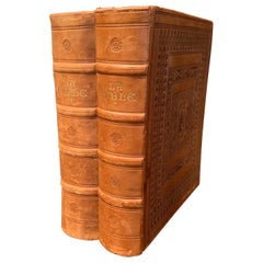 La Bible en cuir relié en deux volumes, milieu du siècle dernier, datée de 1953