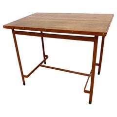 Mesa de escritorio francesa de mediados de siglo forrada de cuero atribuida a Jacques Adnet