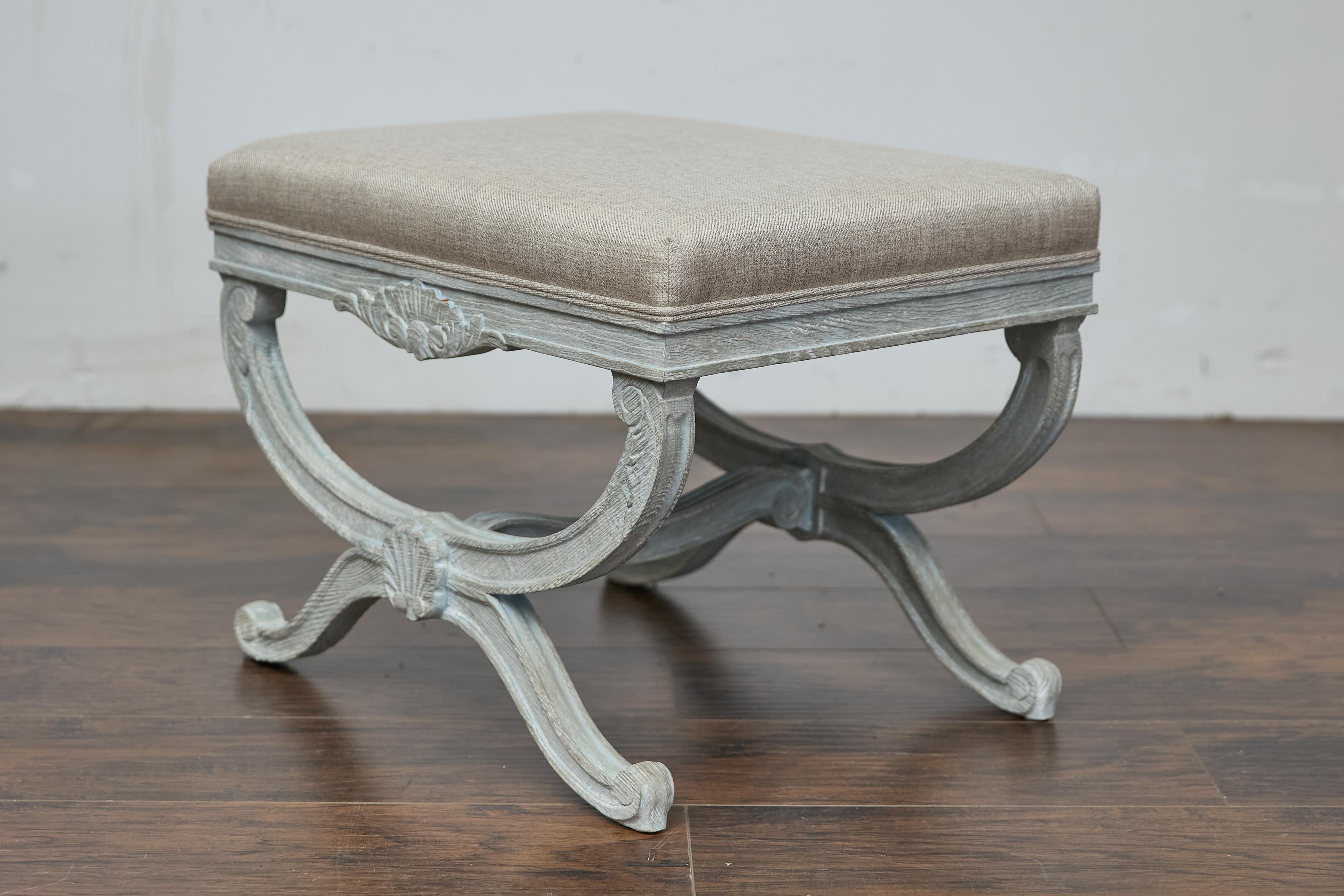 Mid-Century moderno Sgabello francese di metà secolo dipinto di grigio chiaro e blu con motivo a conchiglia intagliata in vendita