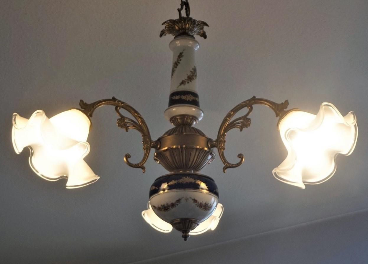Midcentury French Limoges Porcelain and Murano Glass Three-Light Chandelier For Sale 5